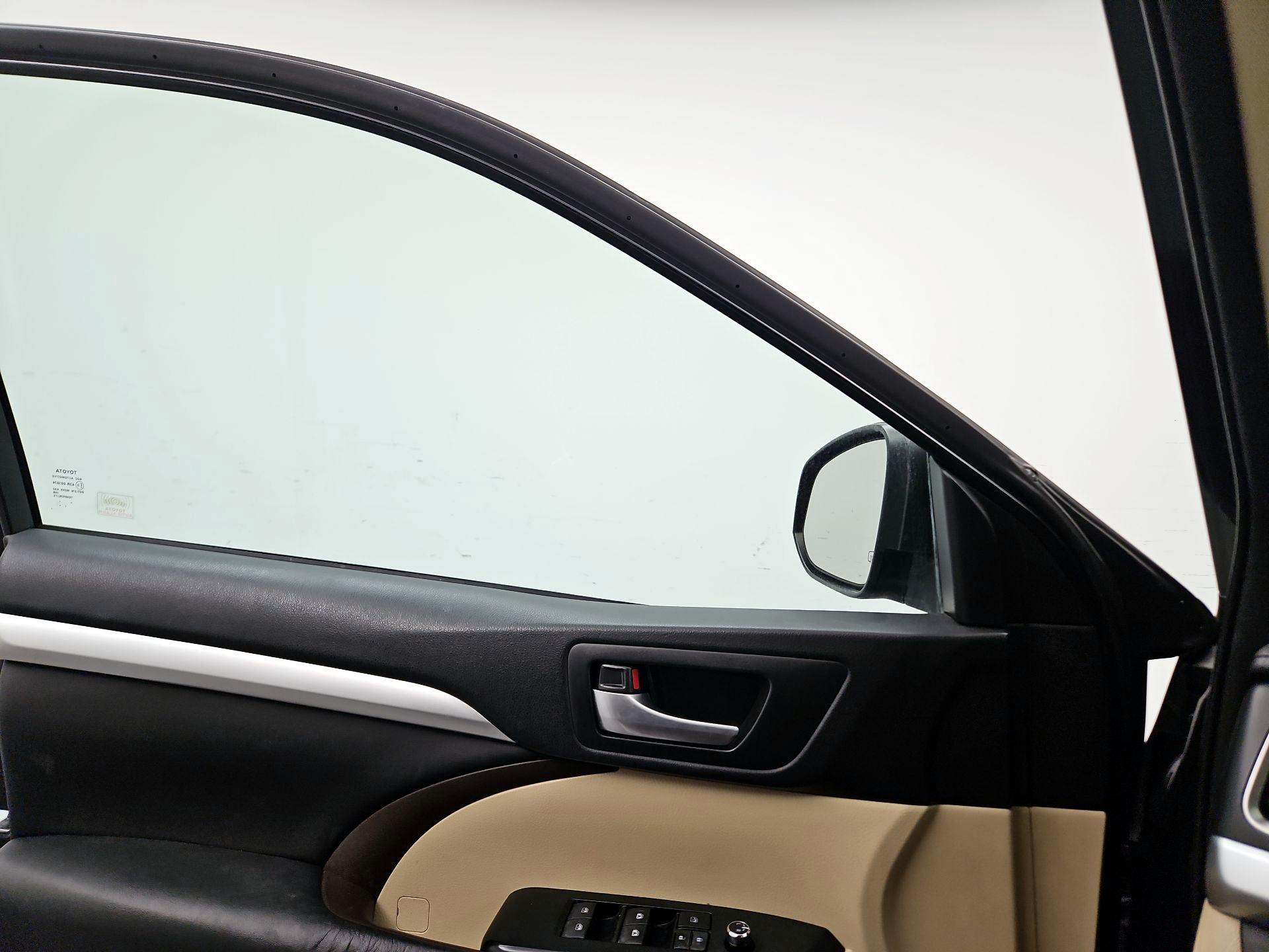 Thumbnail: 2015 Toyota Highlander - 12