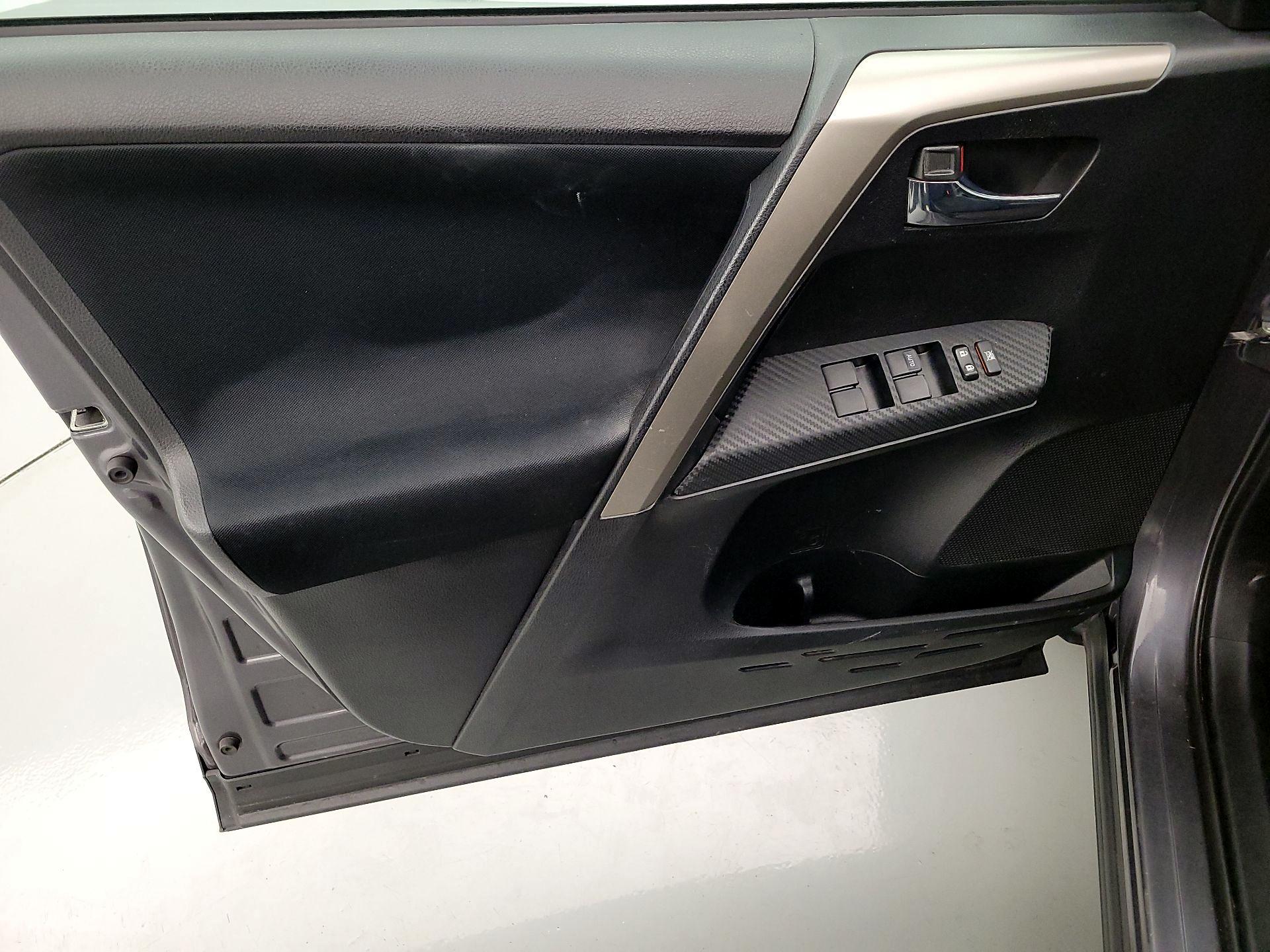 Thumbnail: 2015 Toyota RAV4 - 12