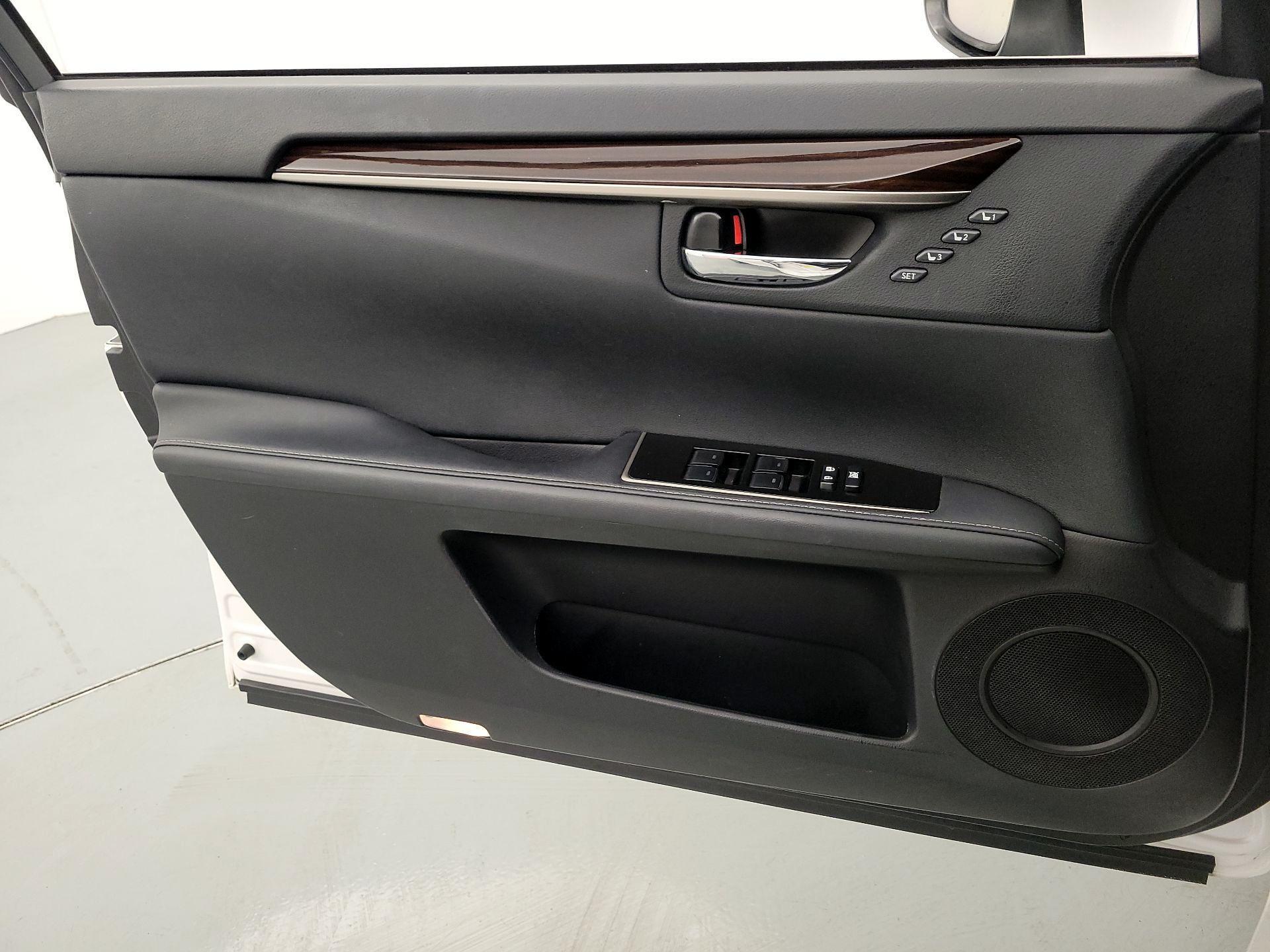 Thumbnail: 2017 Lexus ES - 12