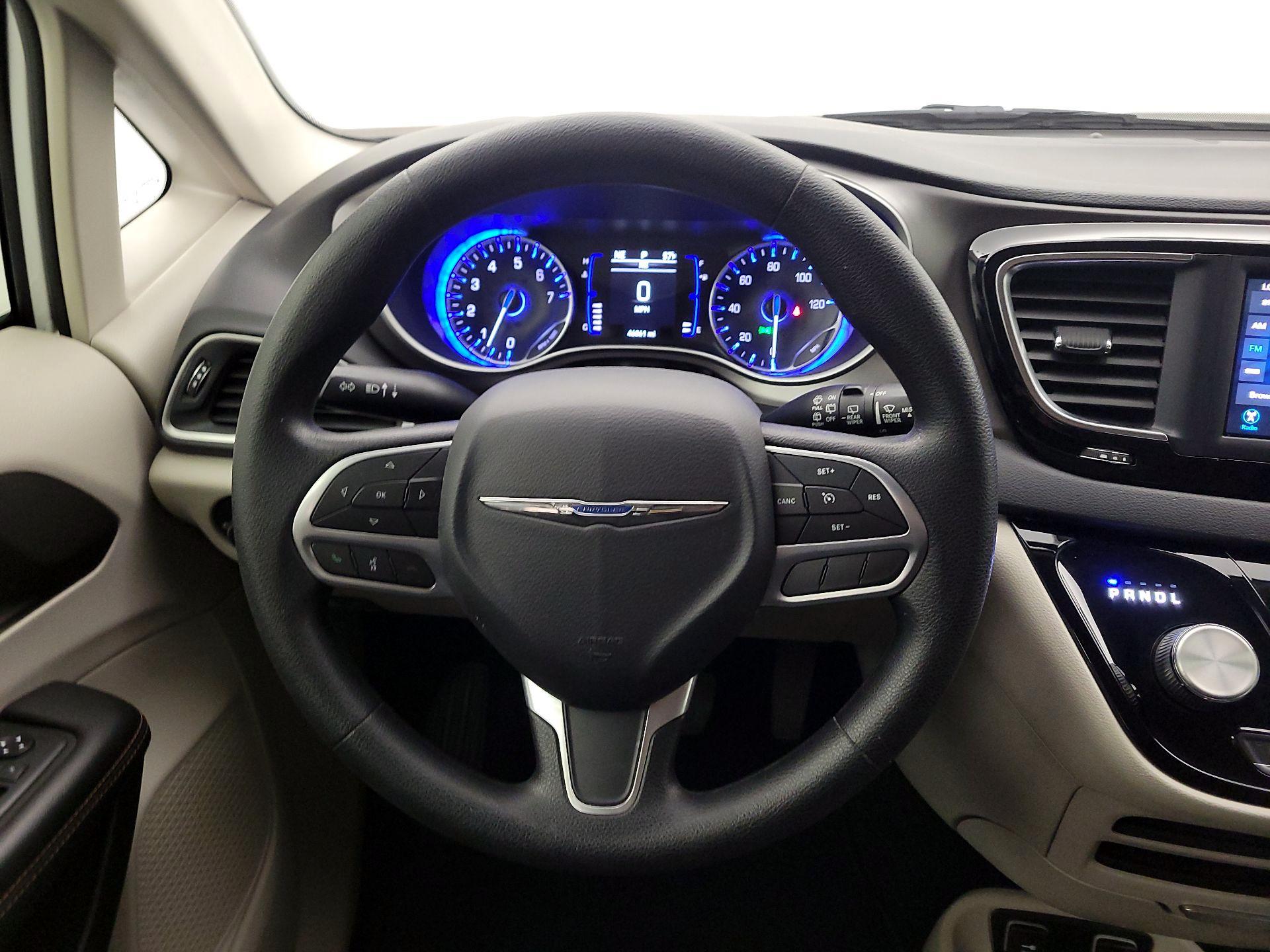 Thumbnail: 2020 Chrysler Pacifica - 10