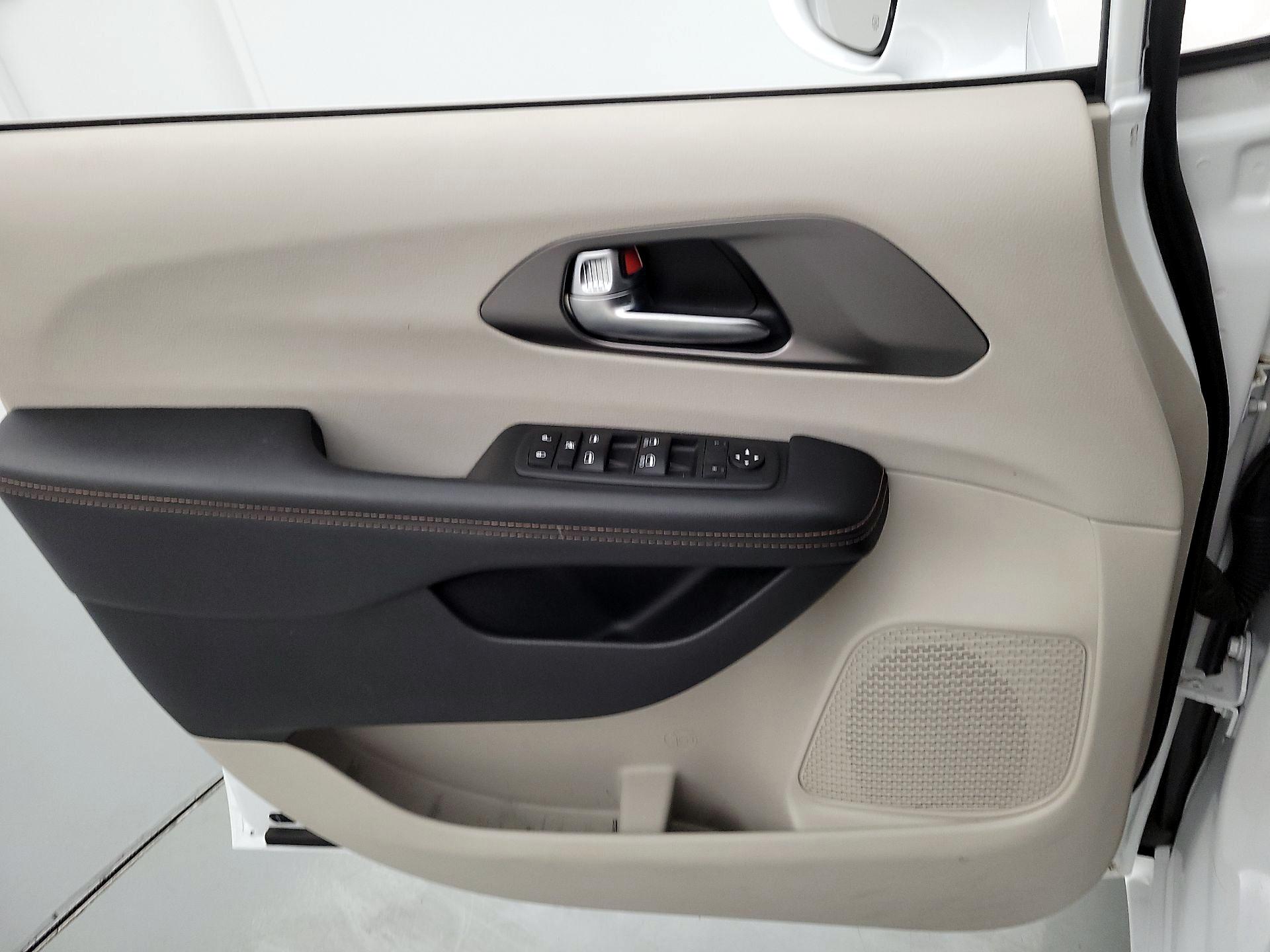 Thumbnail: 2020 Chrysler Pacifica - 12