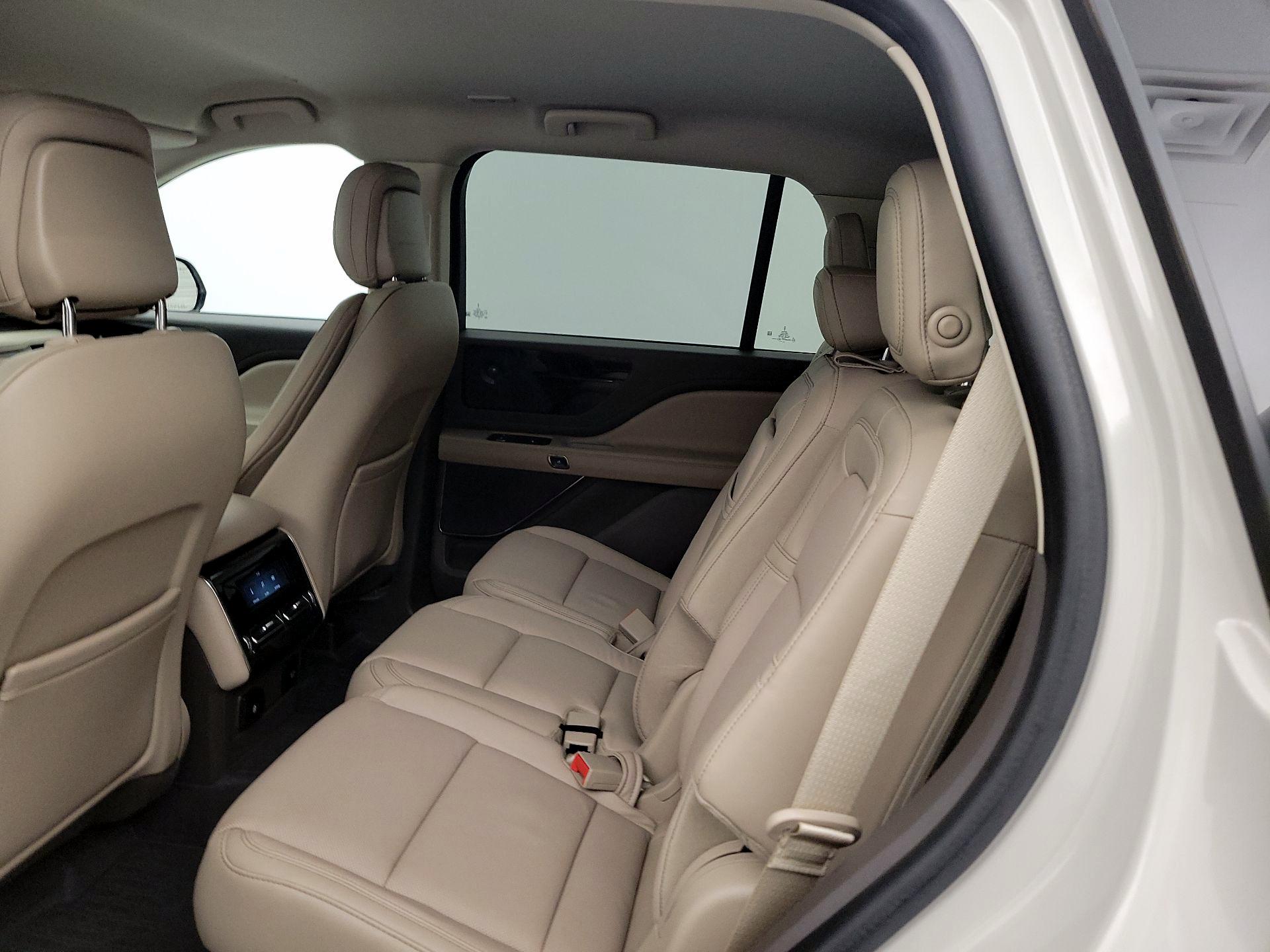 Thumbnail: 2020 Lincoln Aviator - 19