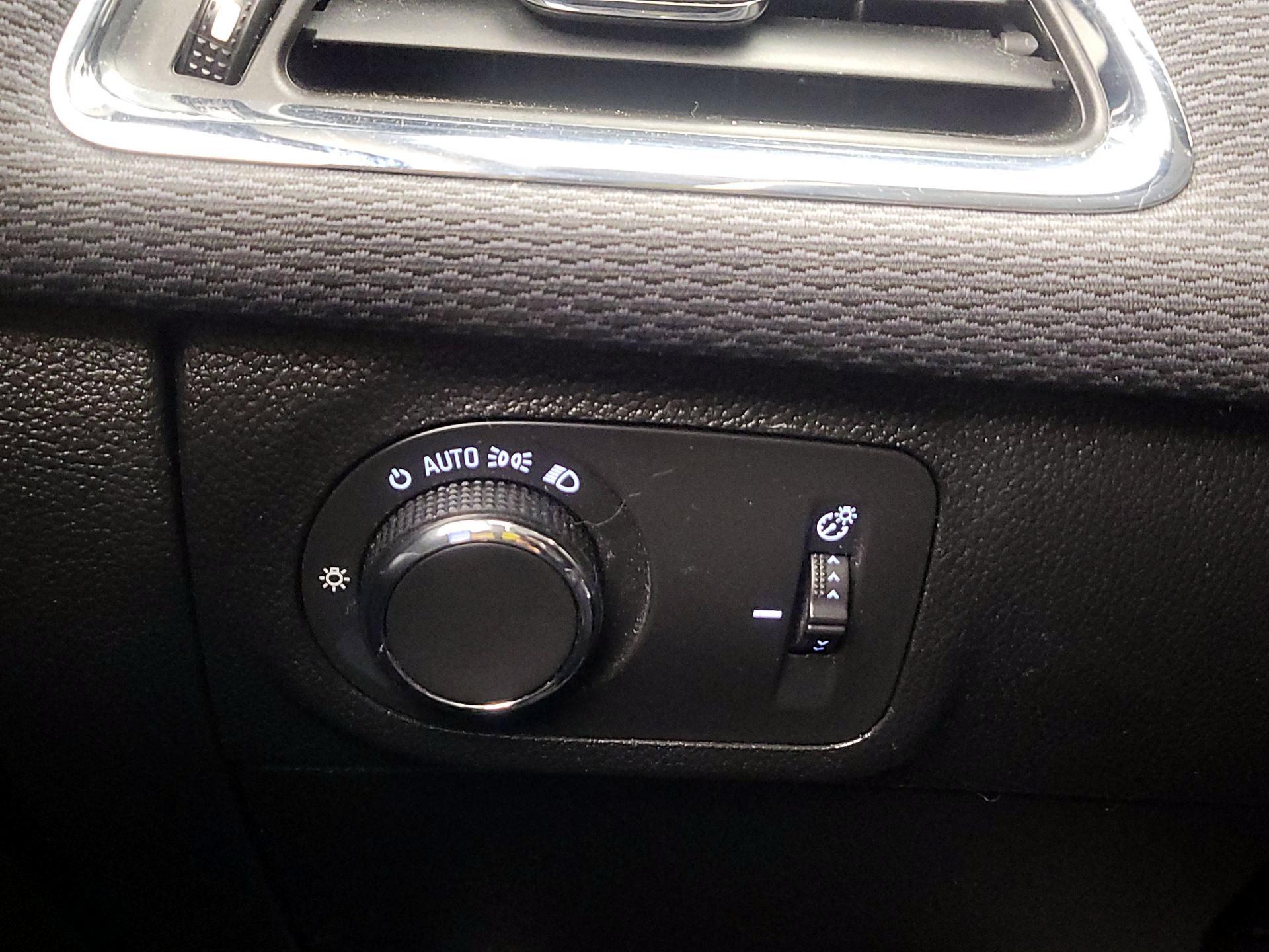 Thumbnail: 2018 Chevrolet Cruze - 13