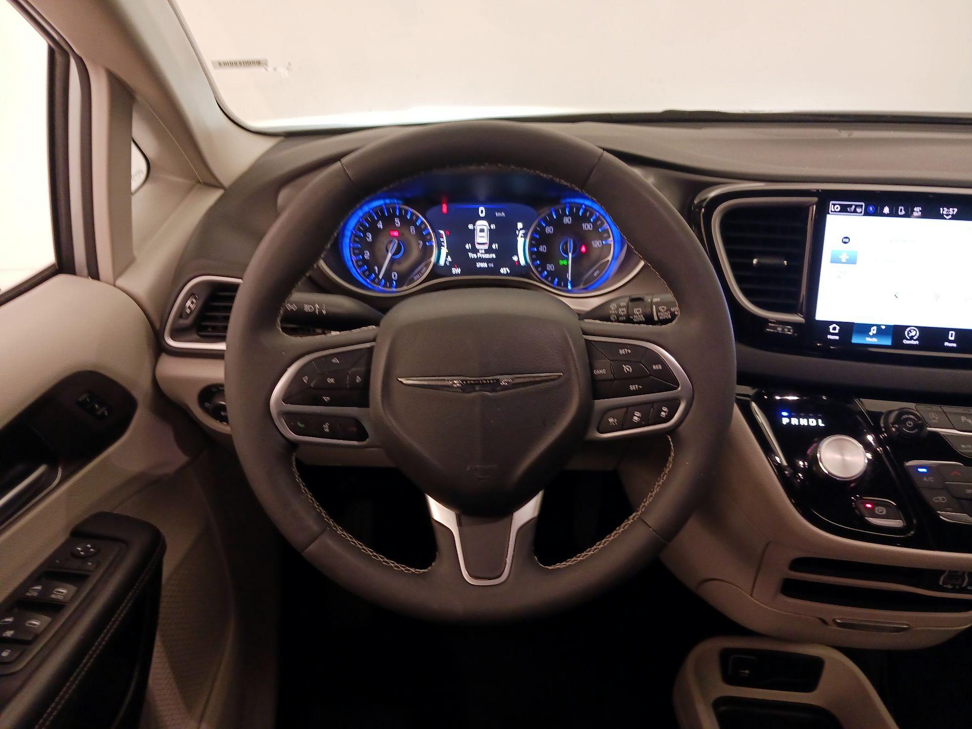 Thumbnail: 2024 Chrysler Pacifica - 10