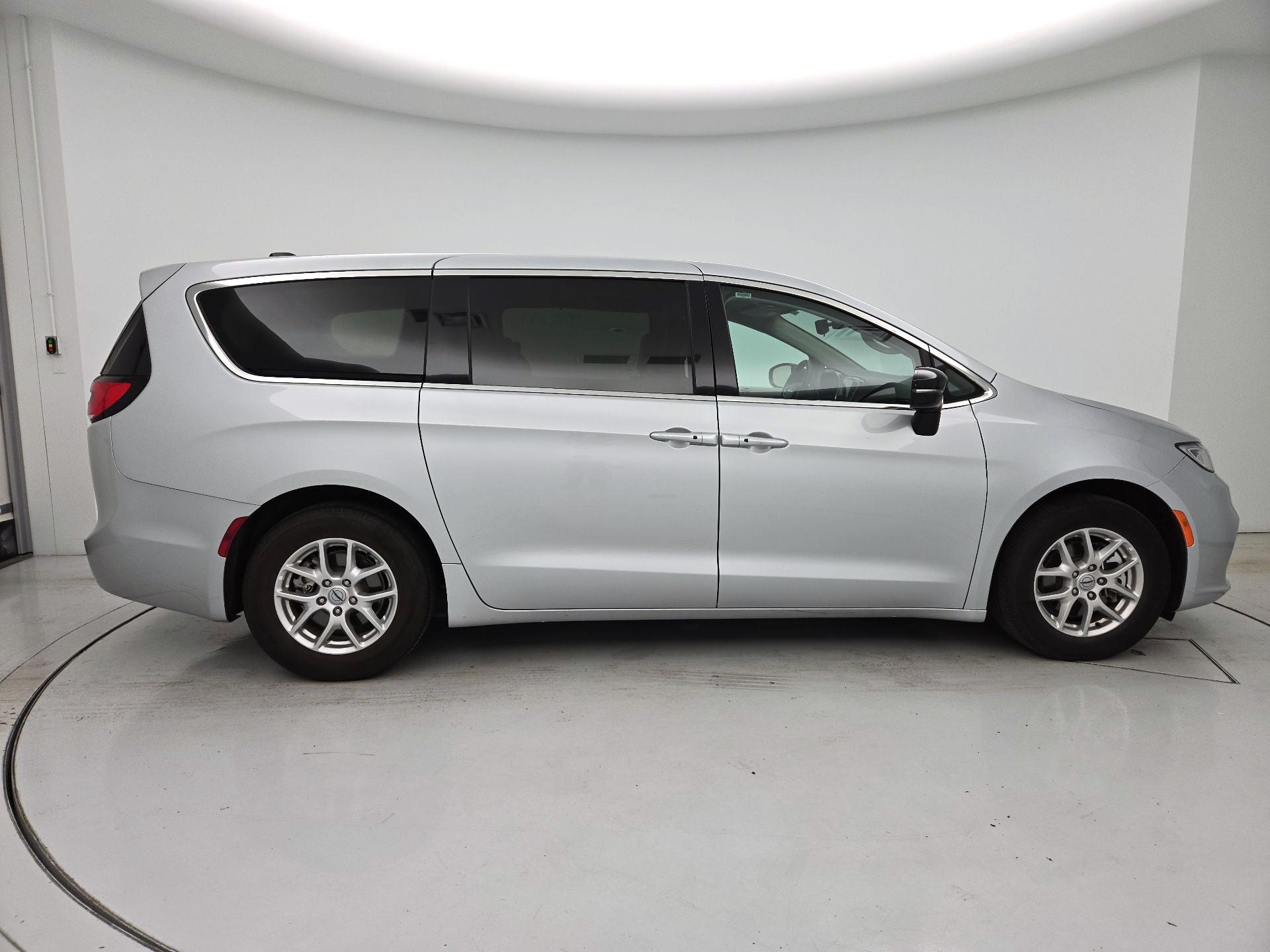 Thumbnail: 2024 Chrysler Pacifica - 4