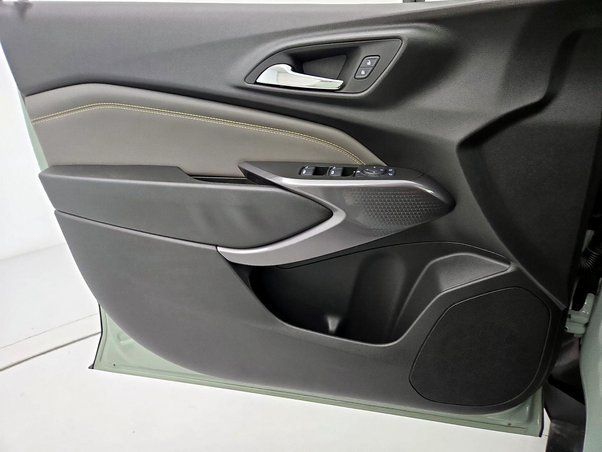 Thumbnail: 2025 Chevrolet Trax - 12