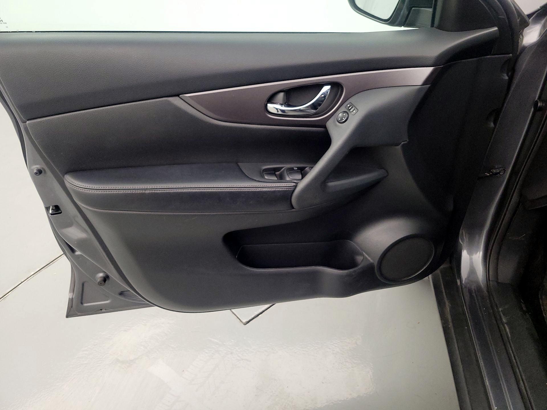 Thumbnail: 2015 Nissan Rogue - 12