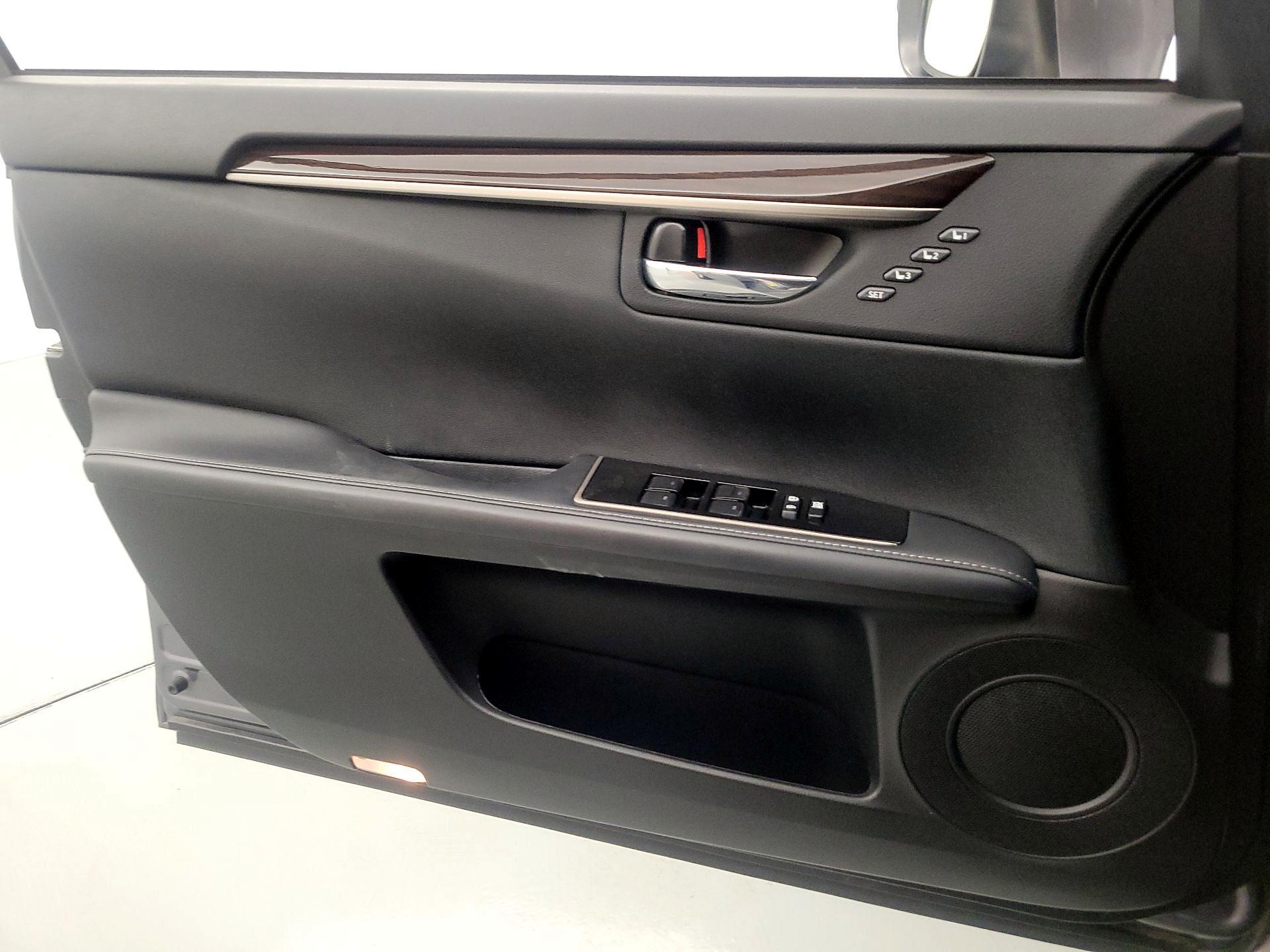 Thumbnail: 2018 Lexus ES - 12