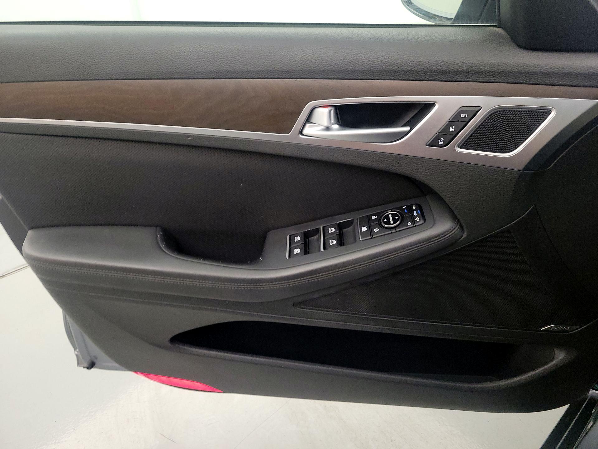 Thumbnail: 2017 Genesis G80 - 12