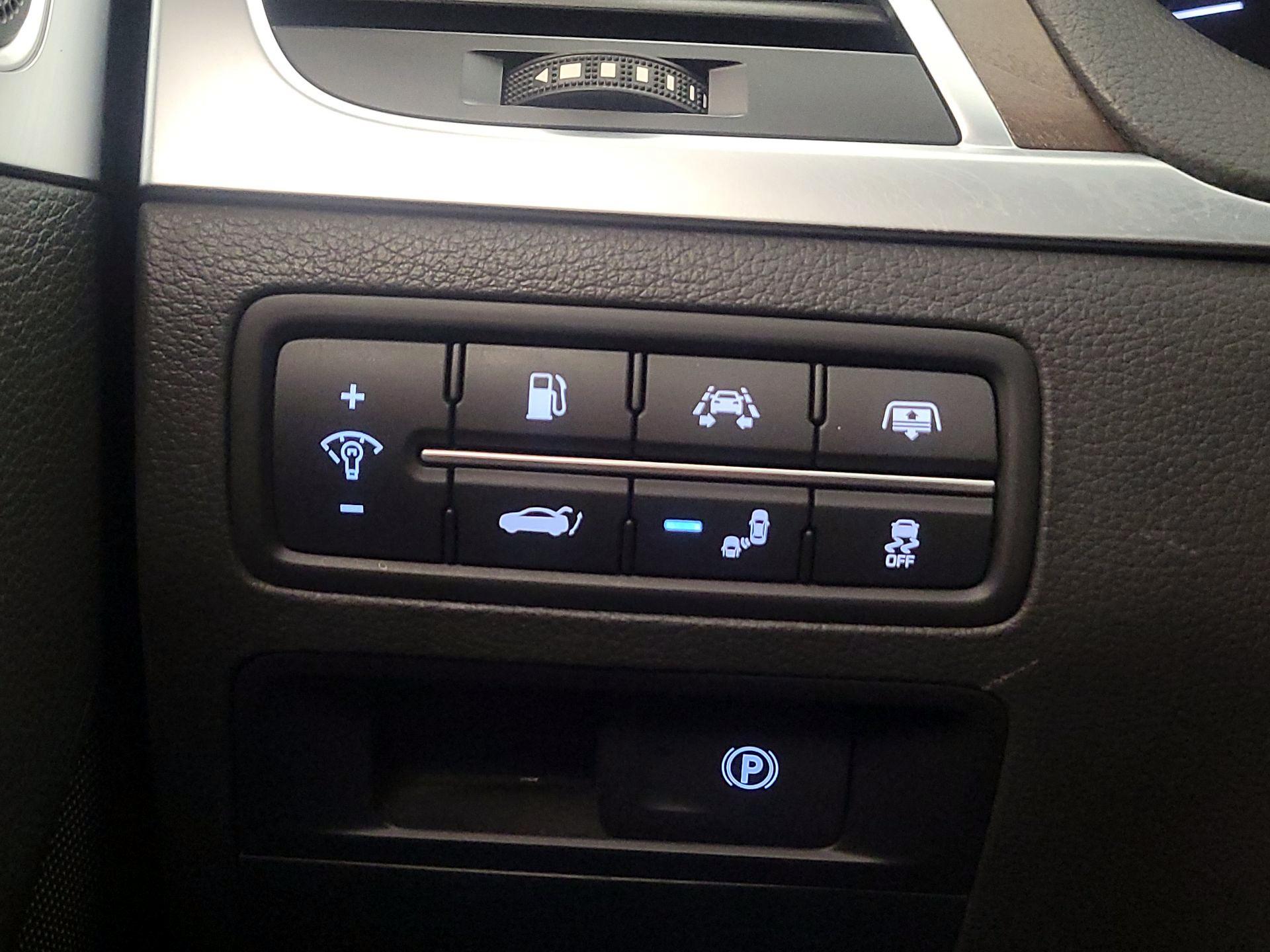 Thumbnail: 2017 Genesis G80 - 13