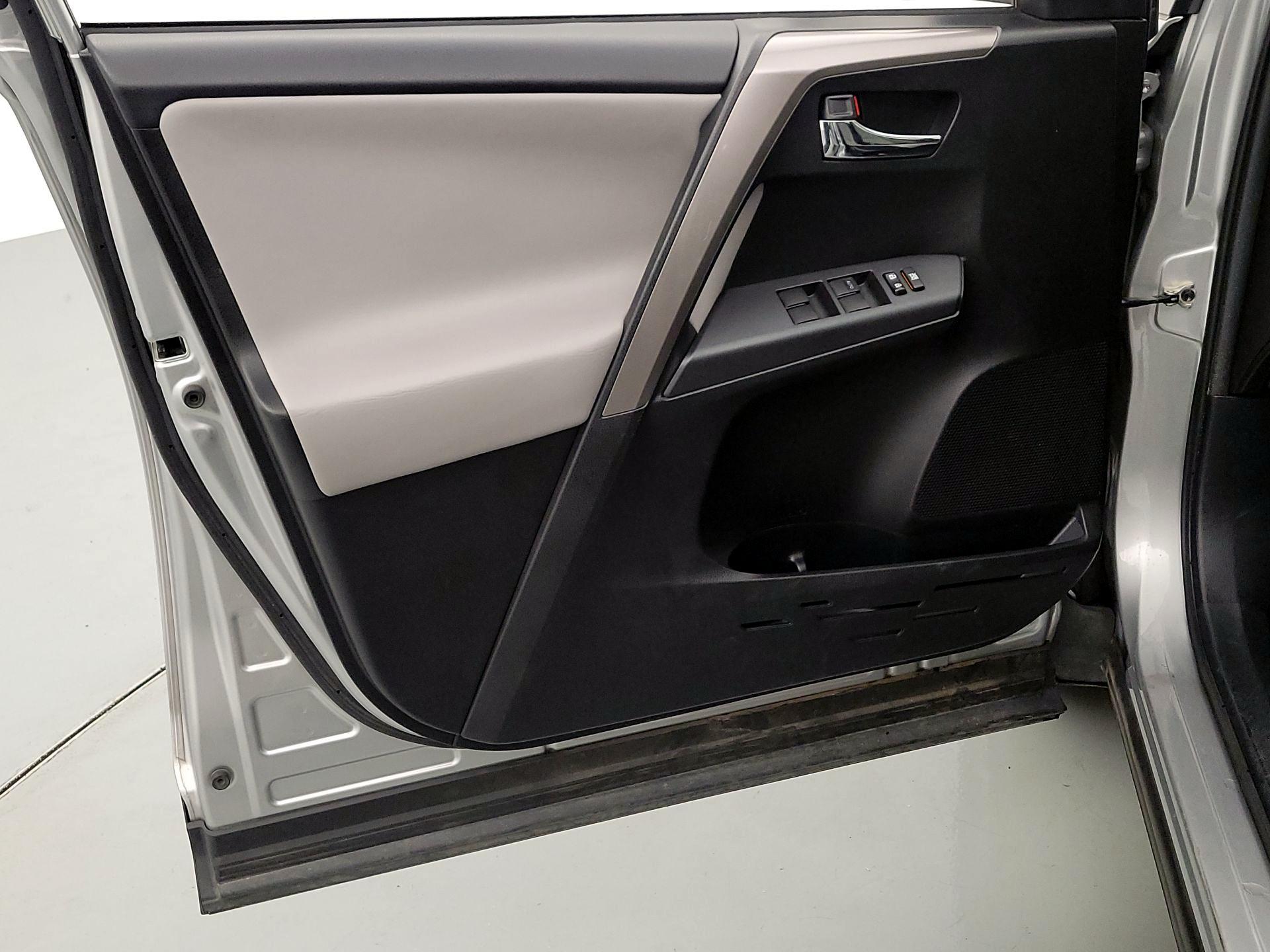 Thumbnail: 2018 Toyota RAV4 - 12