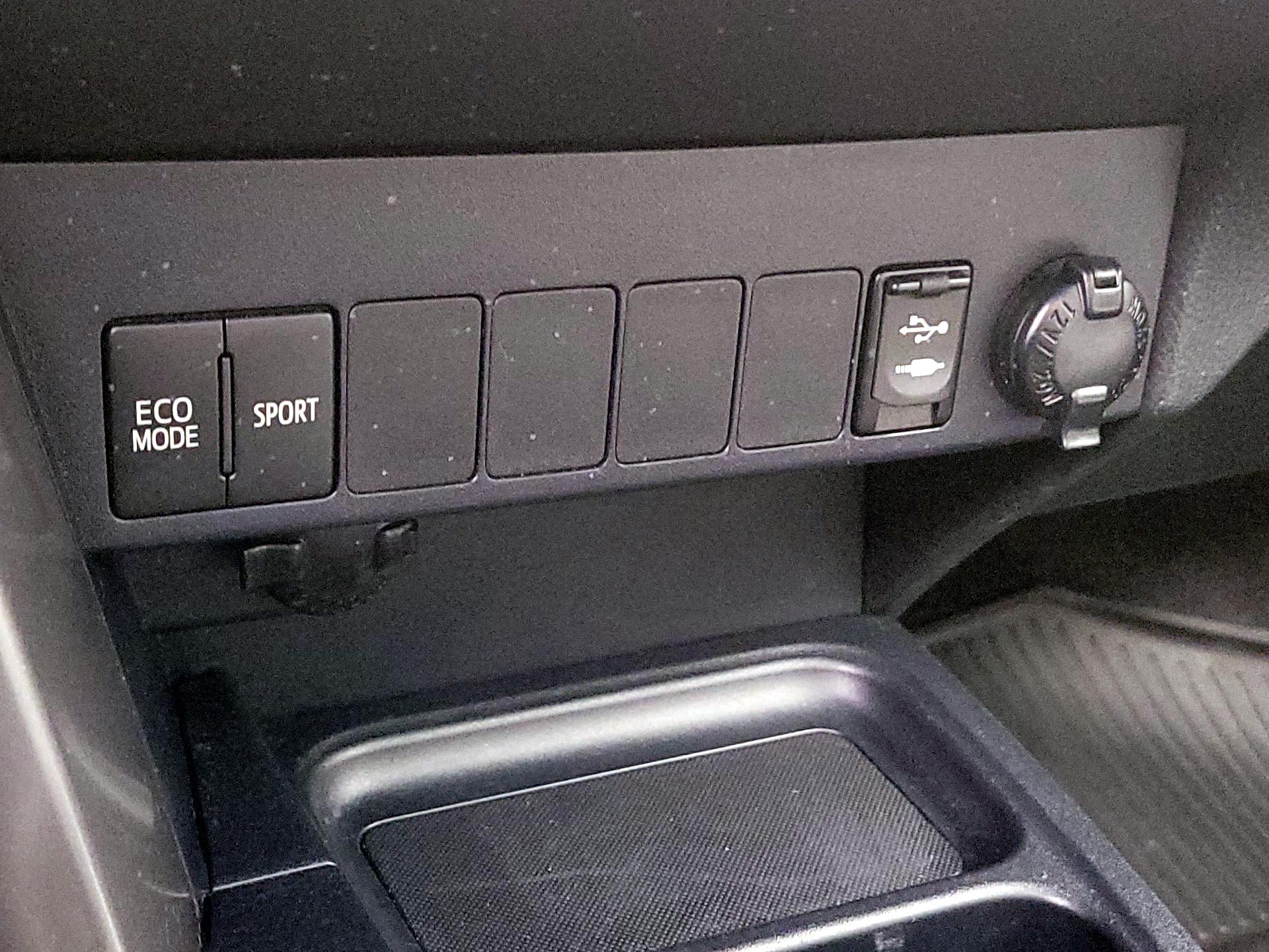 Thumbnail: 2018 Toyota RAV4 - 18