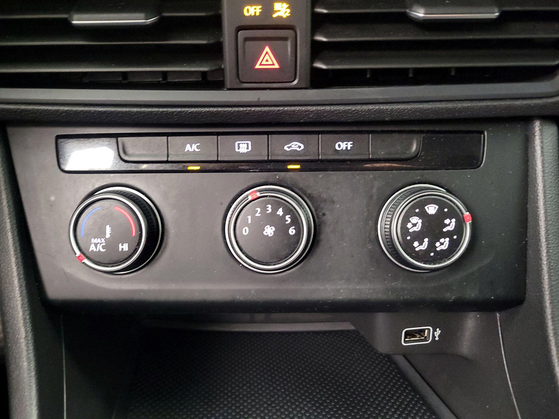 Thumbnail: 2019 Volkswagen Jetta - 16