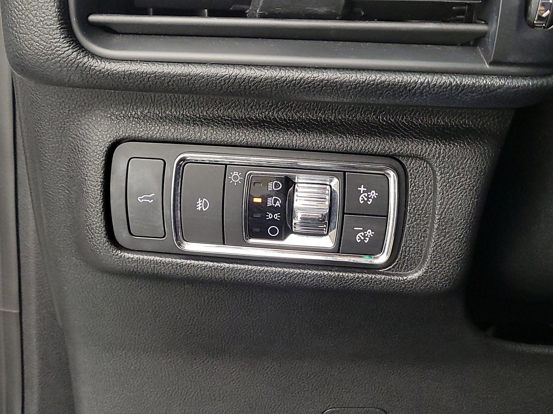 Thumbnail: 2020 Lincoln Corsair - 13