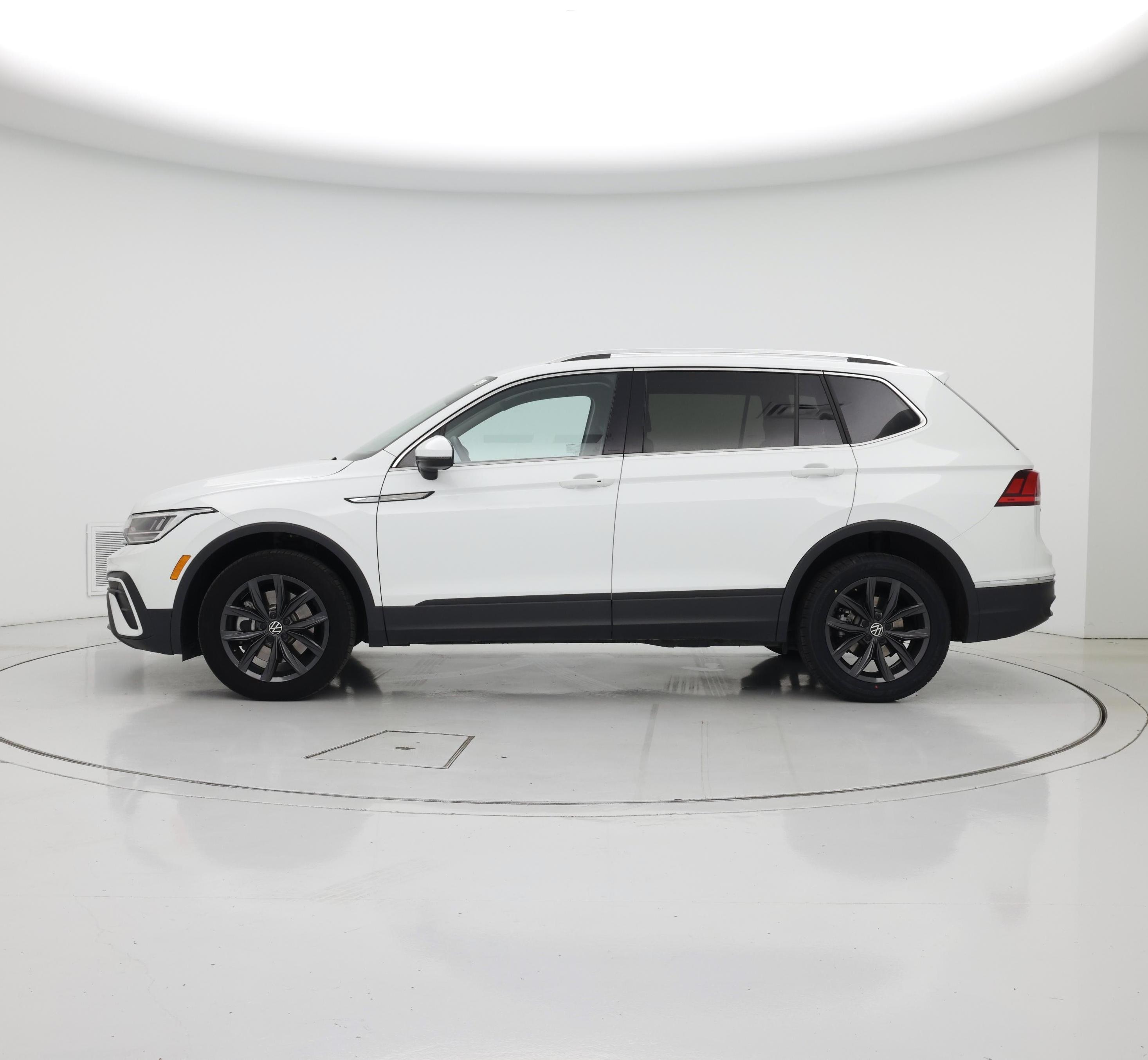 Thumbnail: 2024 Volkswagen Tiguan - 3