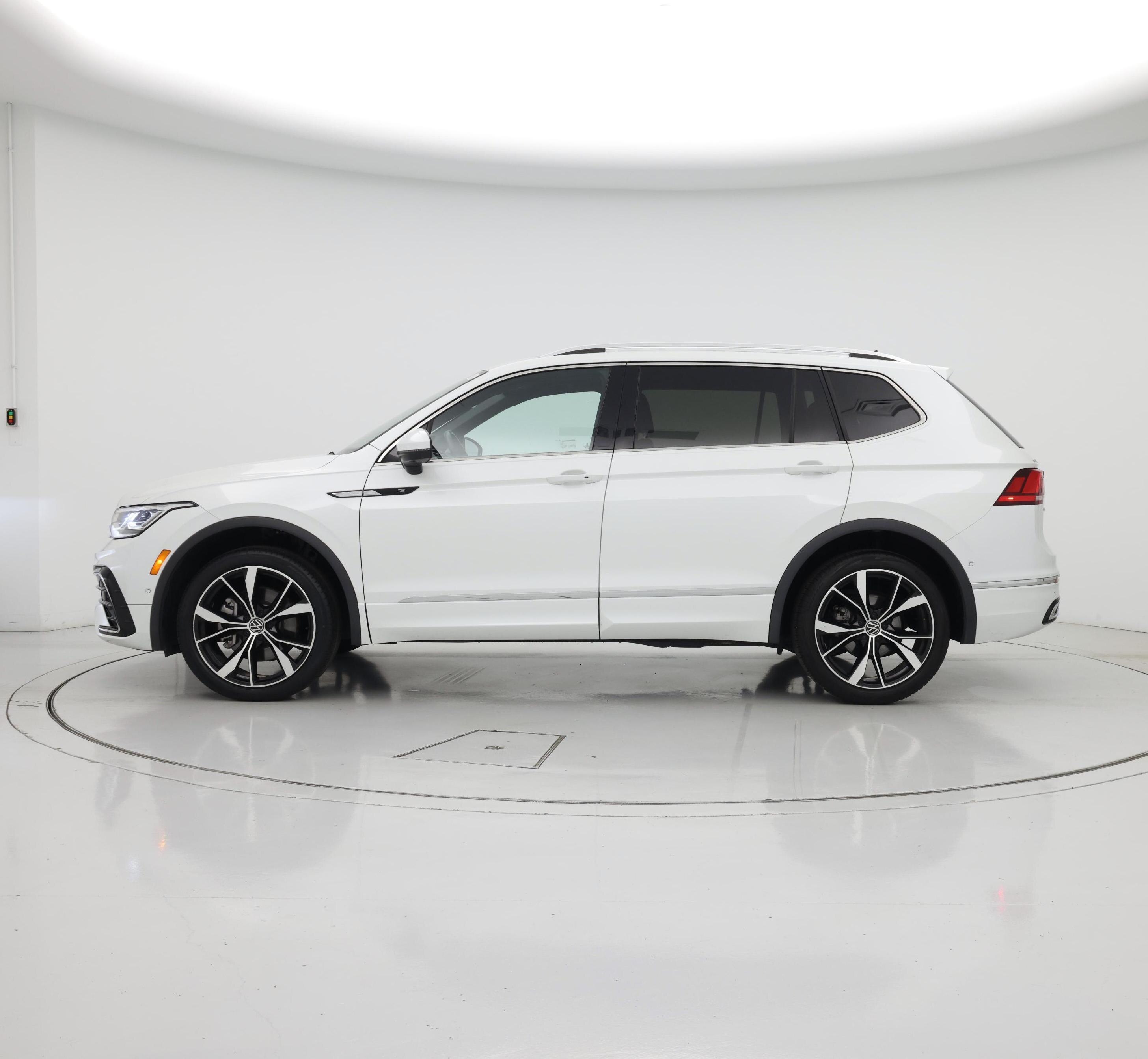 Thumbnail: 2022 Volkswagen Tiguan - 3