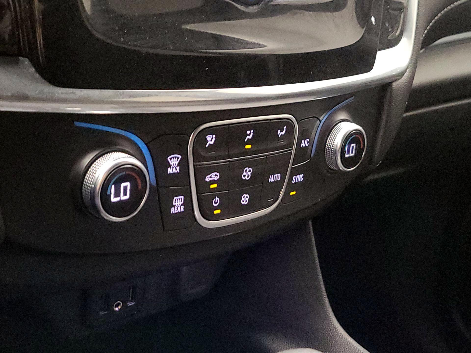 Thumbnail: 2022 Chevrolet Traverse - 16