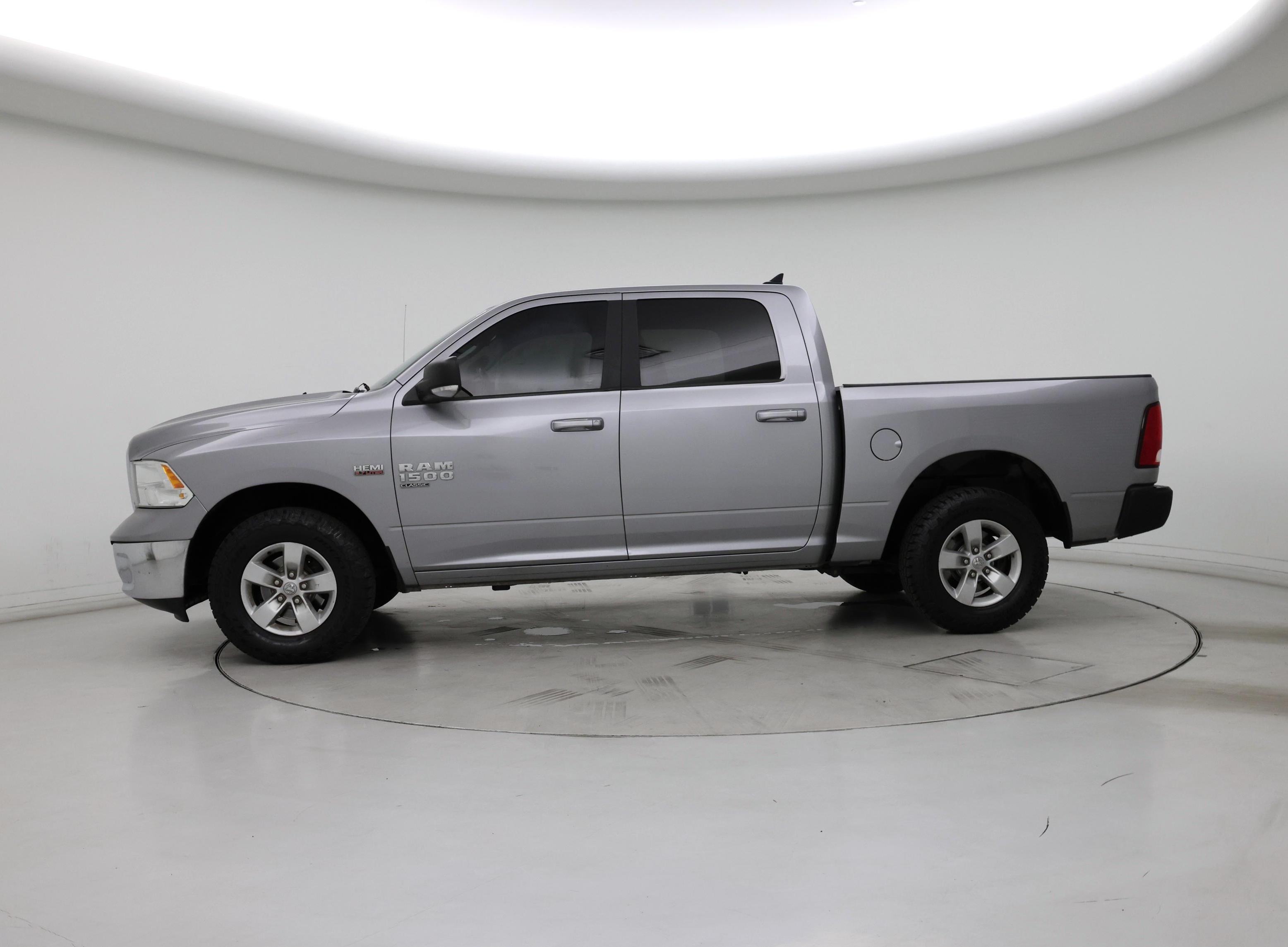 Thumbnail: 2019 RAM 1500 Classic - 3