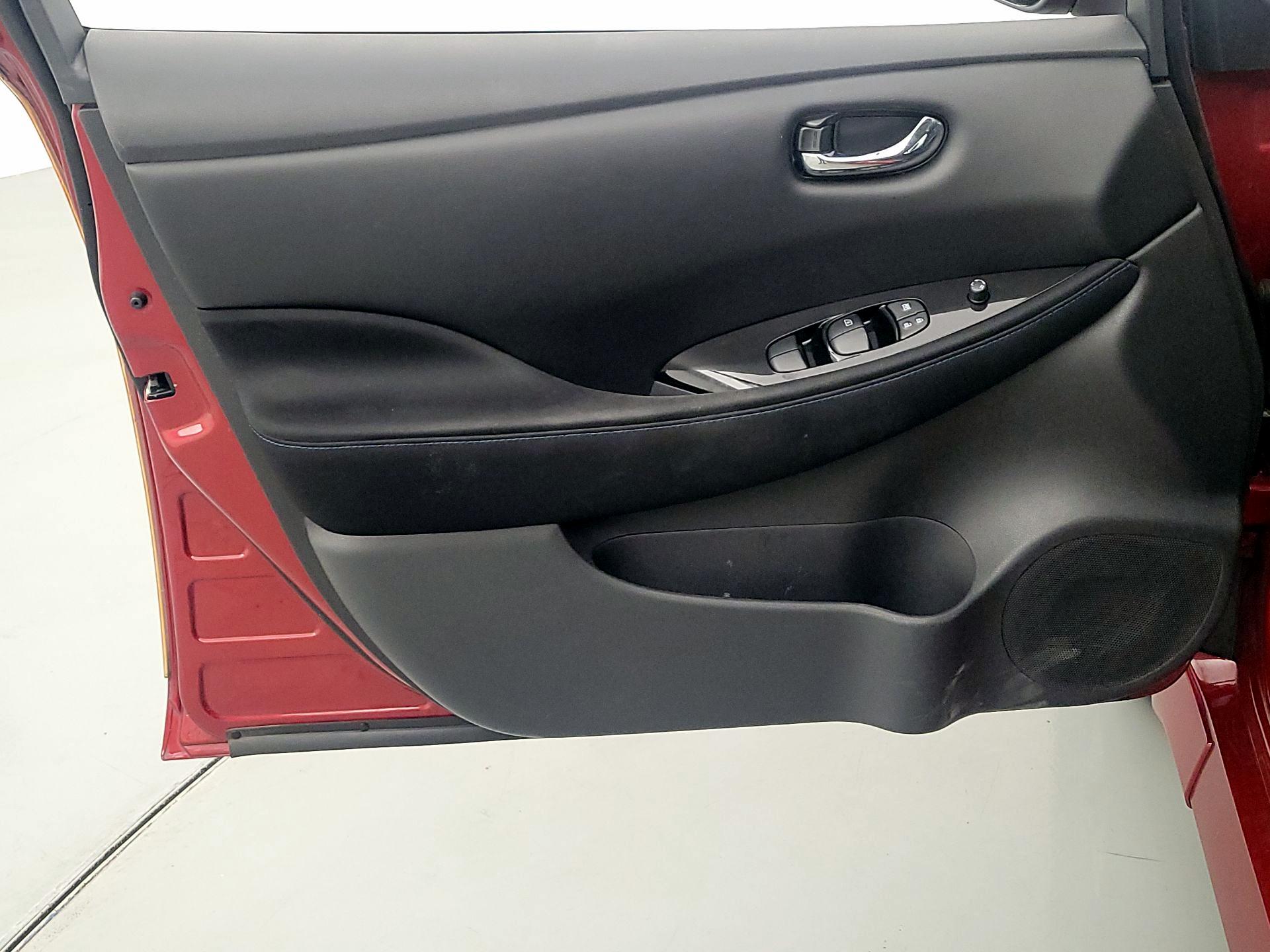 Thumbnail: 2020 Nissan Leaf - 12