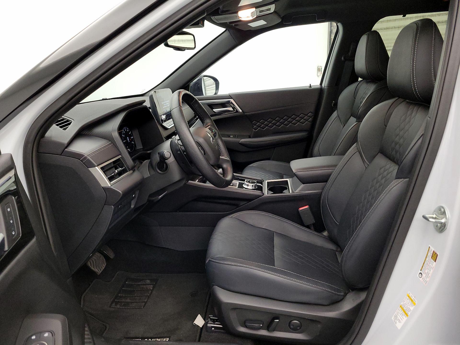 Thumbnail: 2024 Mitsubishi Outlander - 11