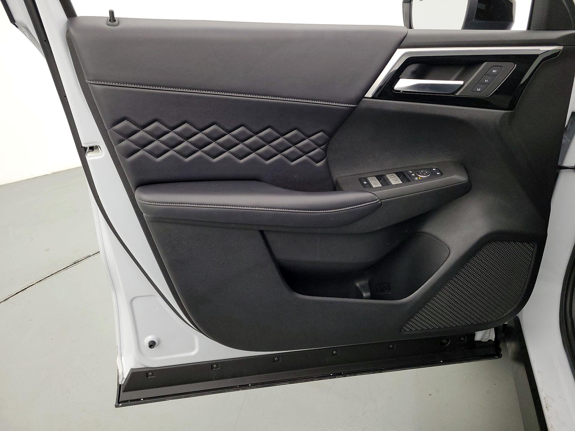 Thumbnail: 2024 Mitsubishi Outlander - 12