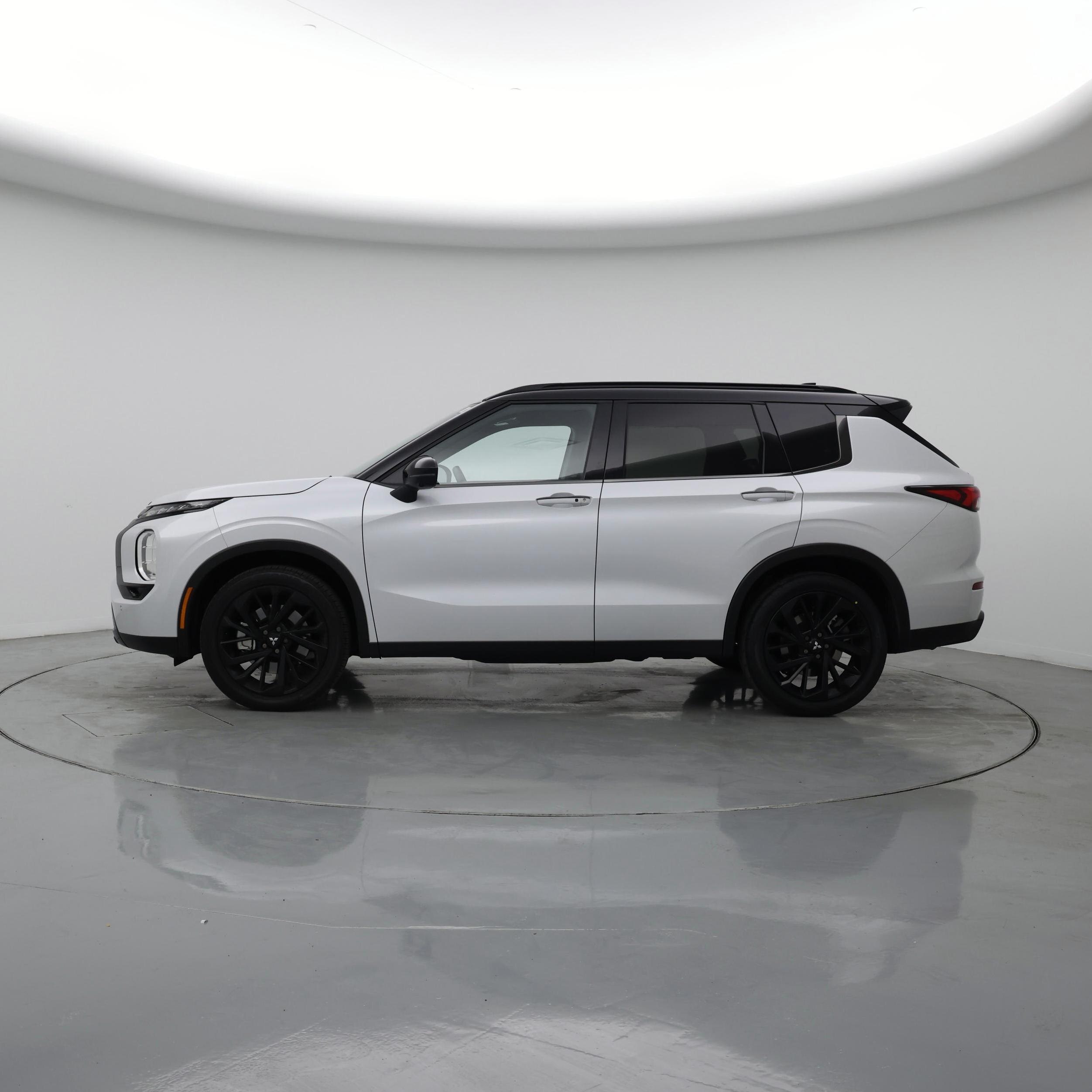 Thumbnail: 2024 Mitsubishi Outlander - 3