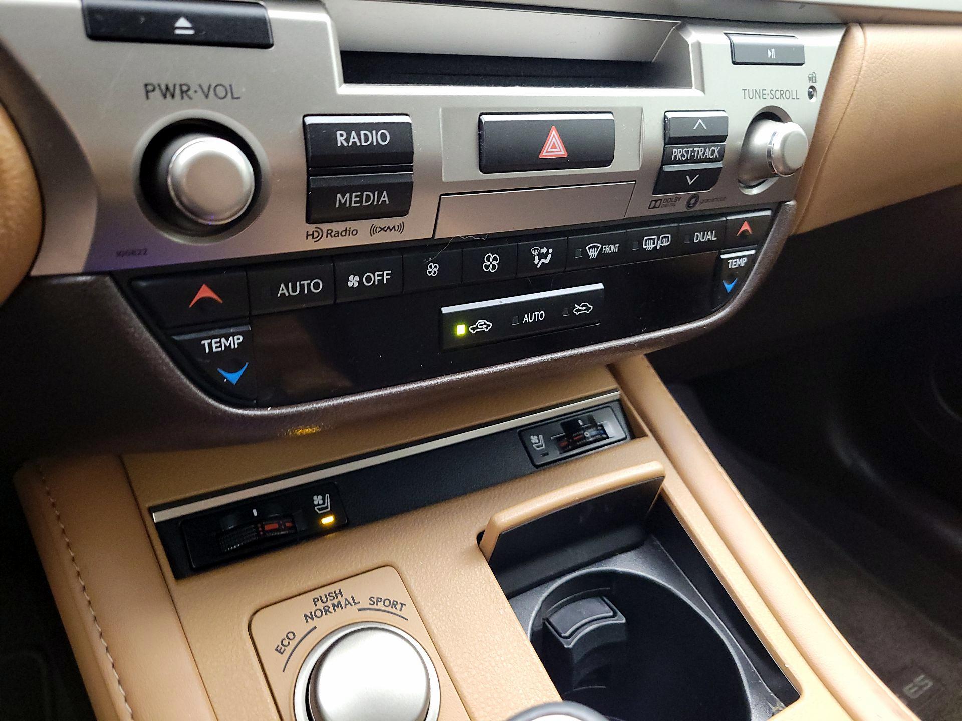 Thumbnail: 2018 Lexus ES - 17