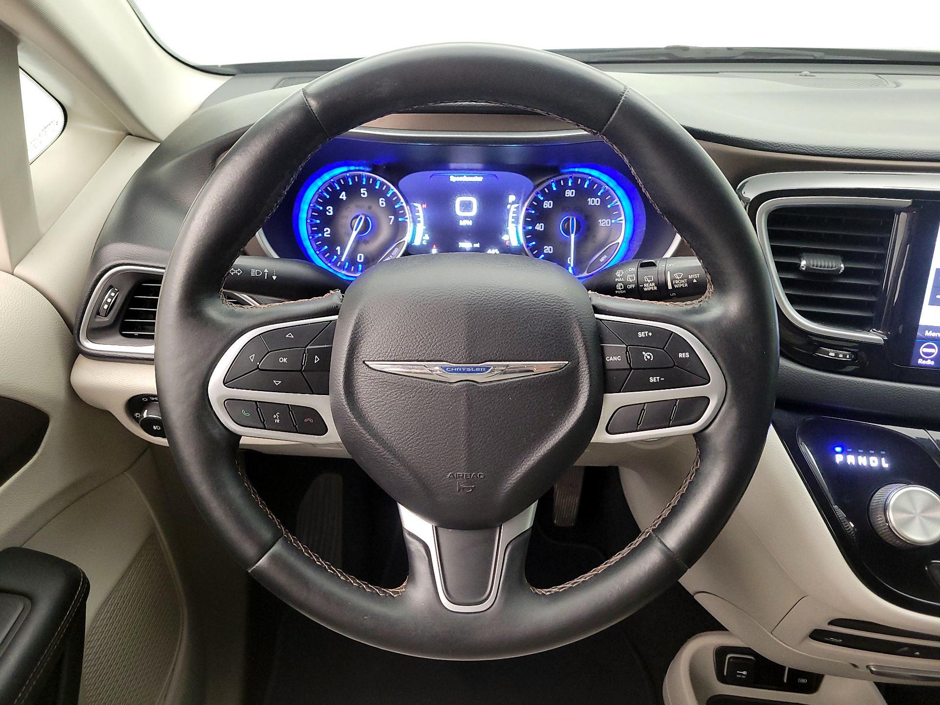 Thumbnail: 2018 Chrysler Pacifica - 10