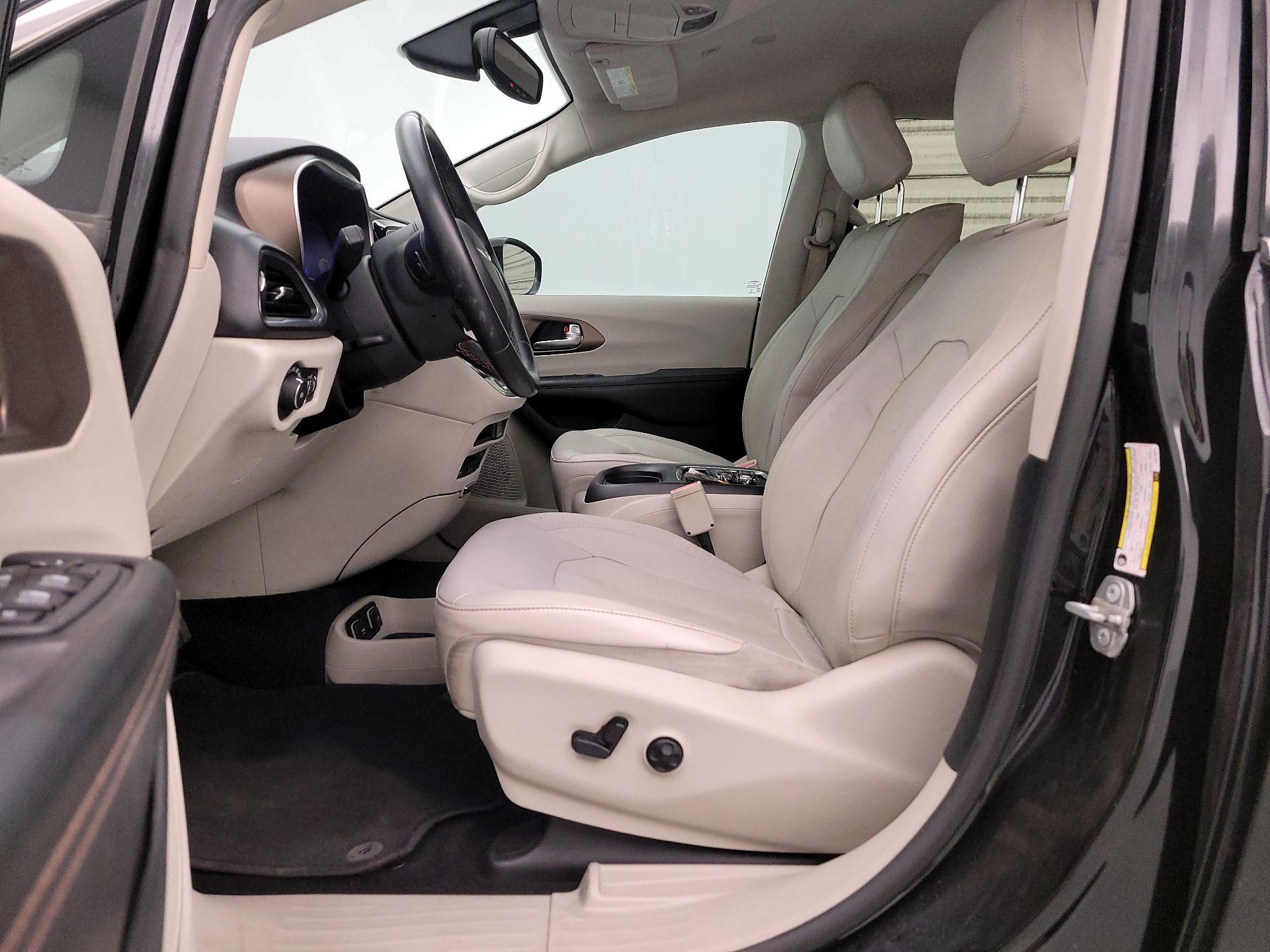 Thumbnail: 2018 Chrysler Pacifica - 11