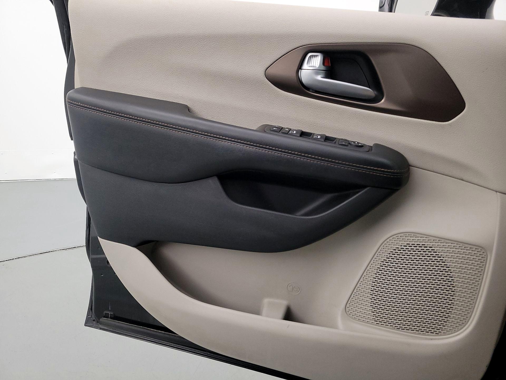 Thumbnail: 2018 Chrysler Pacifica - 12