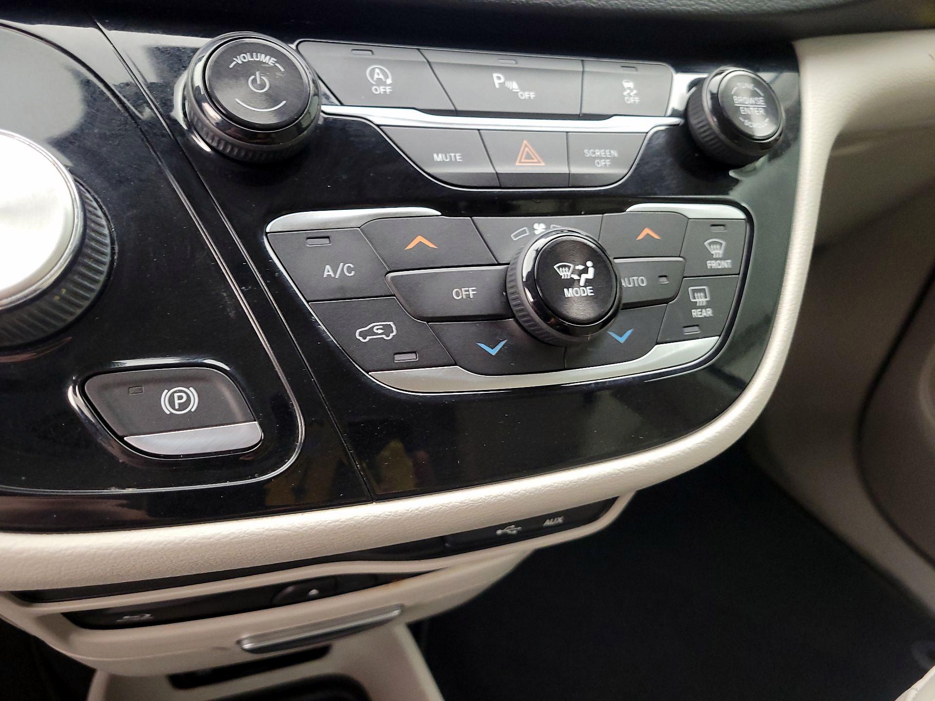 Thumbnail: 2018 Chrysler Pacifica - 17