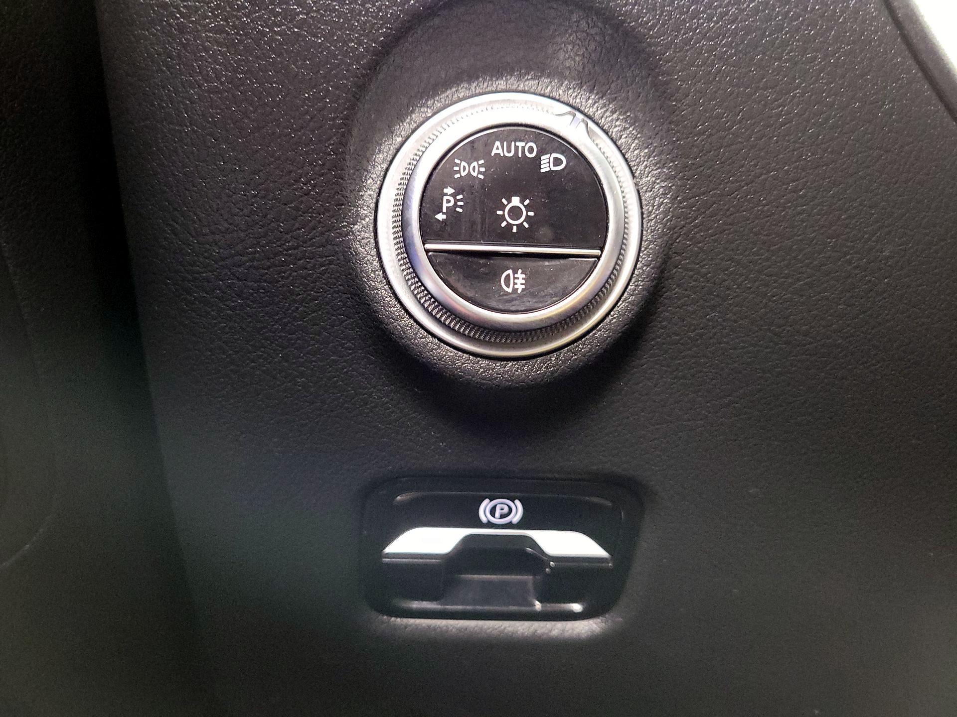 Thumbnail: 2023 Mercedes-Benz C-Class - 13