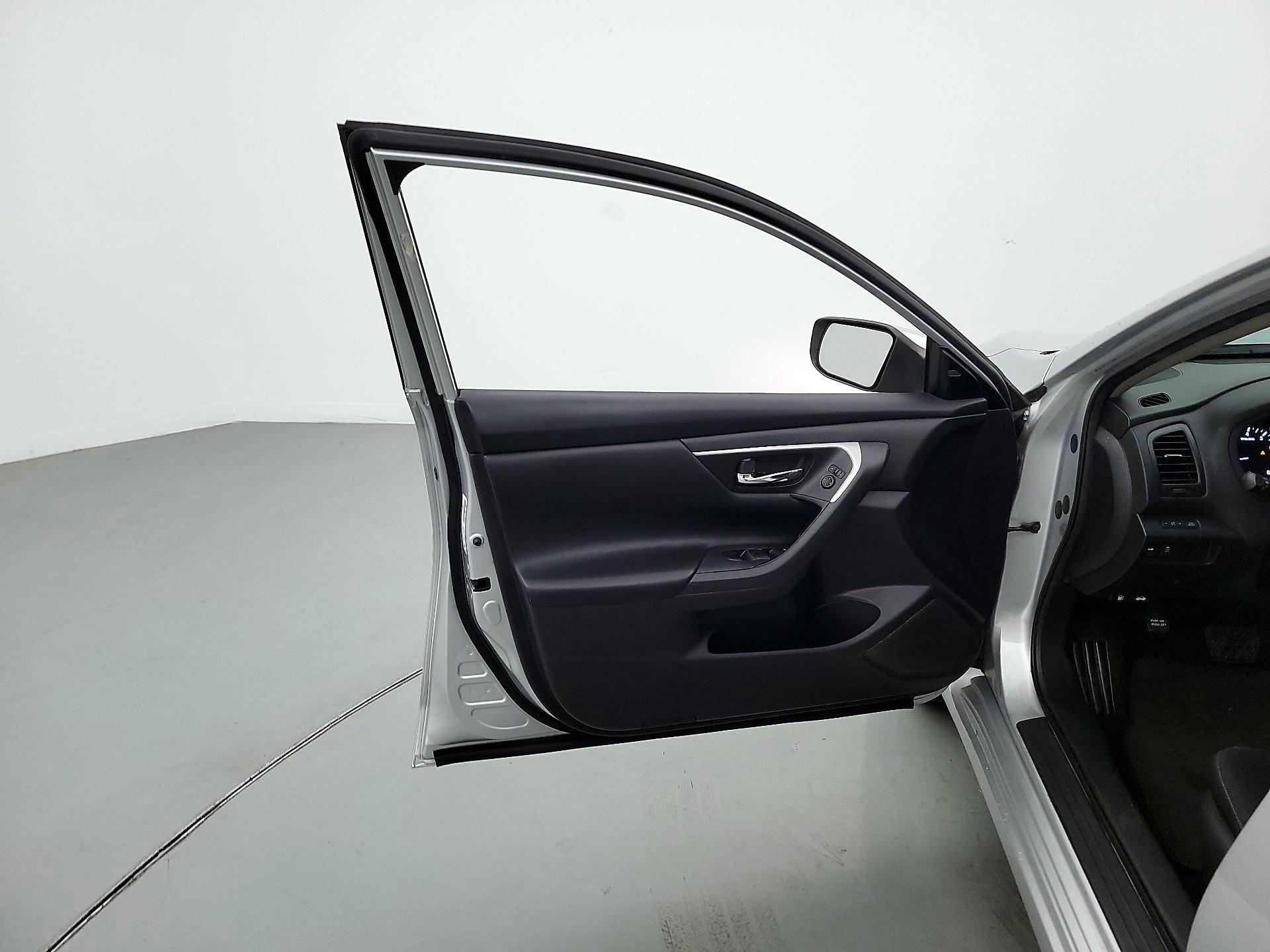 Thumbnail: 2017 Nissan Altima - 12