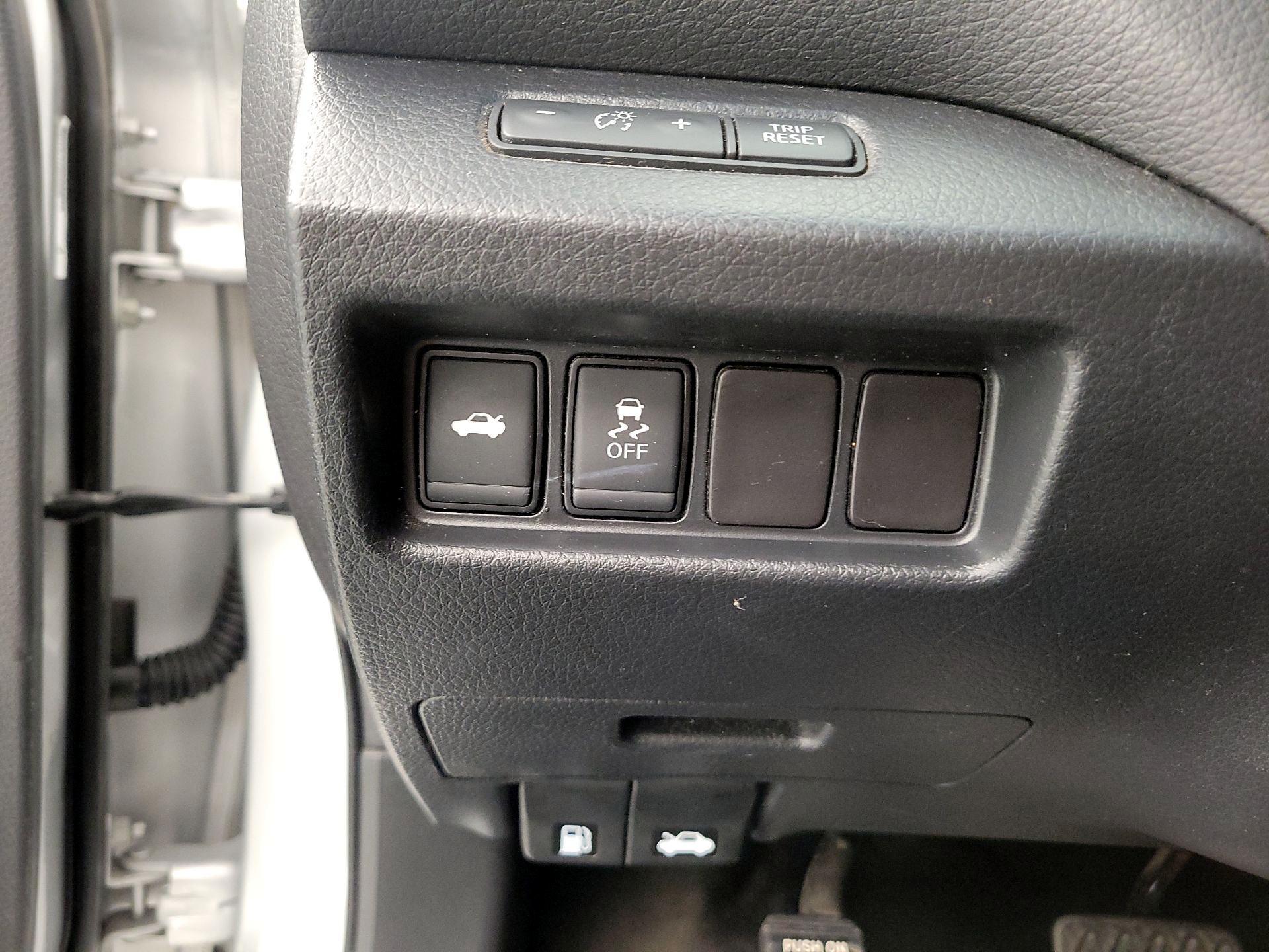 Thumbnail: 2017 Nissan Altima - 13