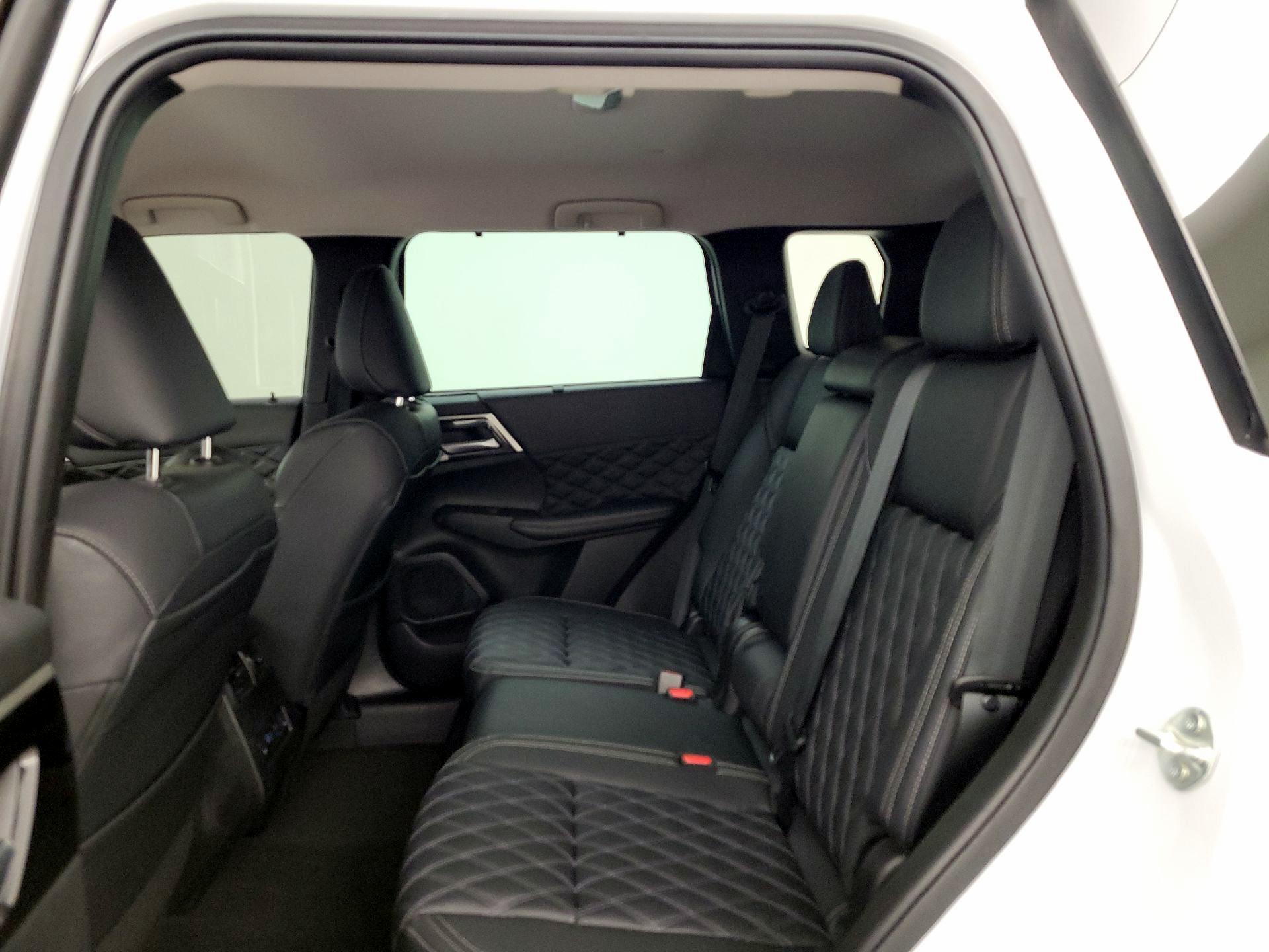 Thumbnail: 2023 Mitsubishi Outlander - 20