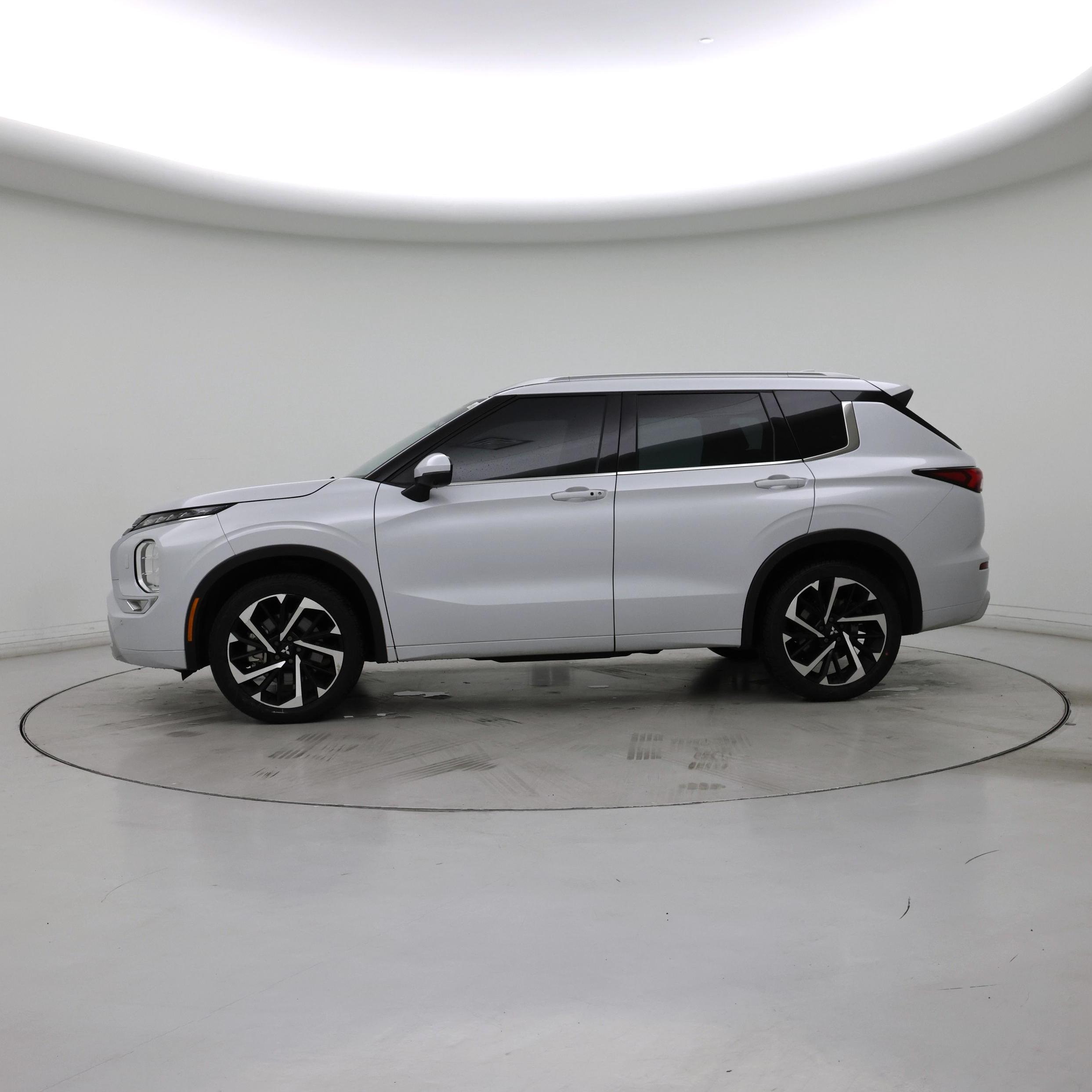 Thumbnail: 2023 Mitsubishi Outlander - 3