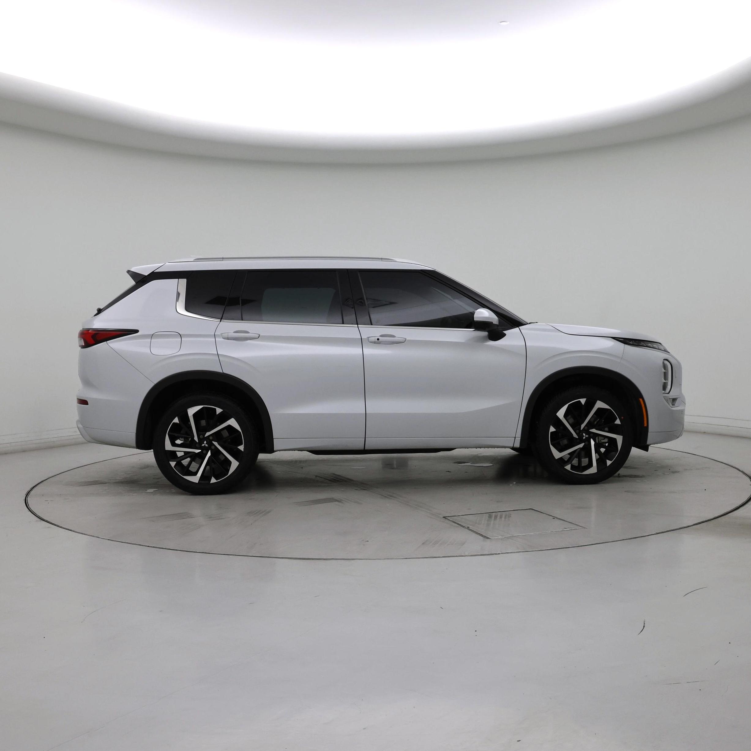 Thumbnail: 2023 Mitsubishi Outlander - 7