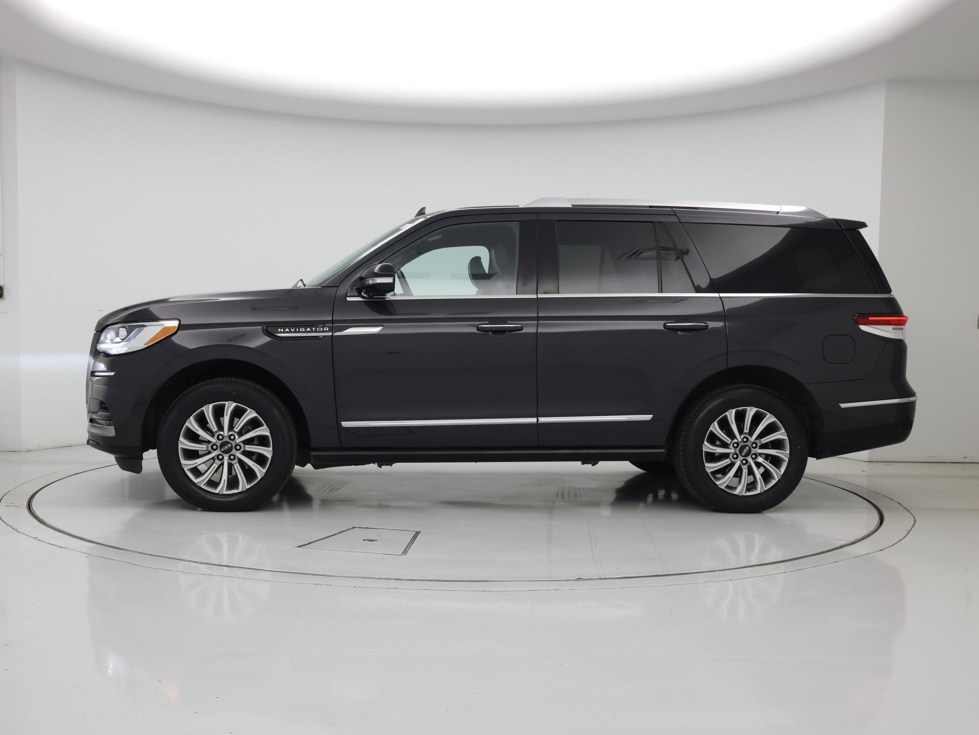 Thumbnail: 2023 Lincoln Navigator - 3