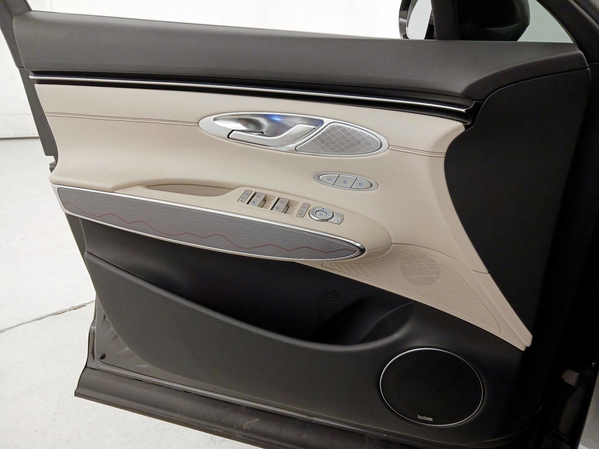 Thumbnail: 2022 Genesis GV70 - 12