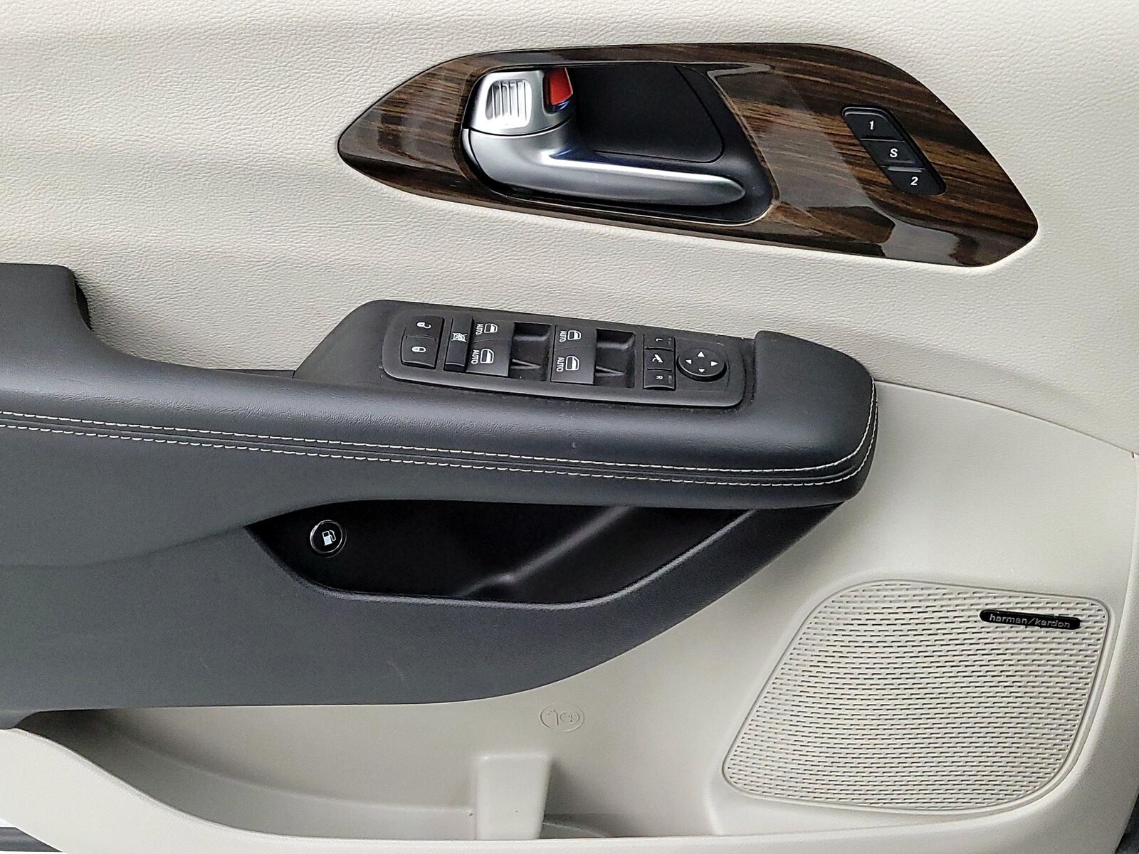 2022 Chrysler Pacifica Hybrid Limited - Photo 13