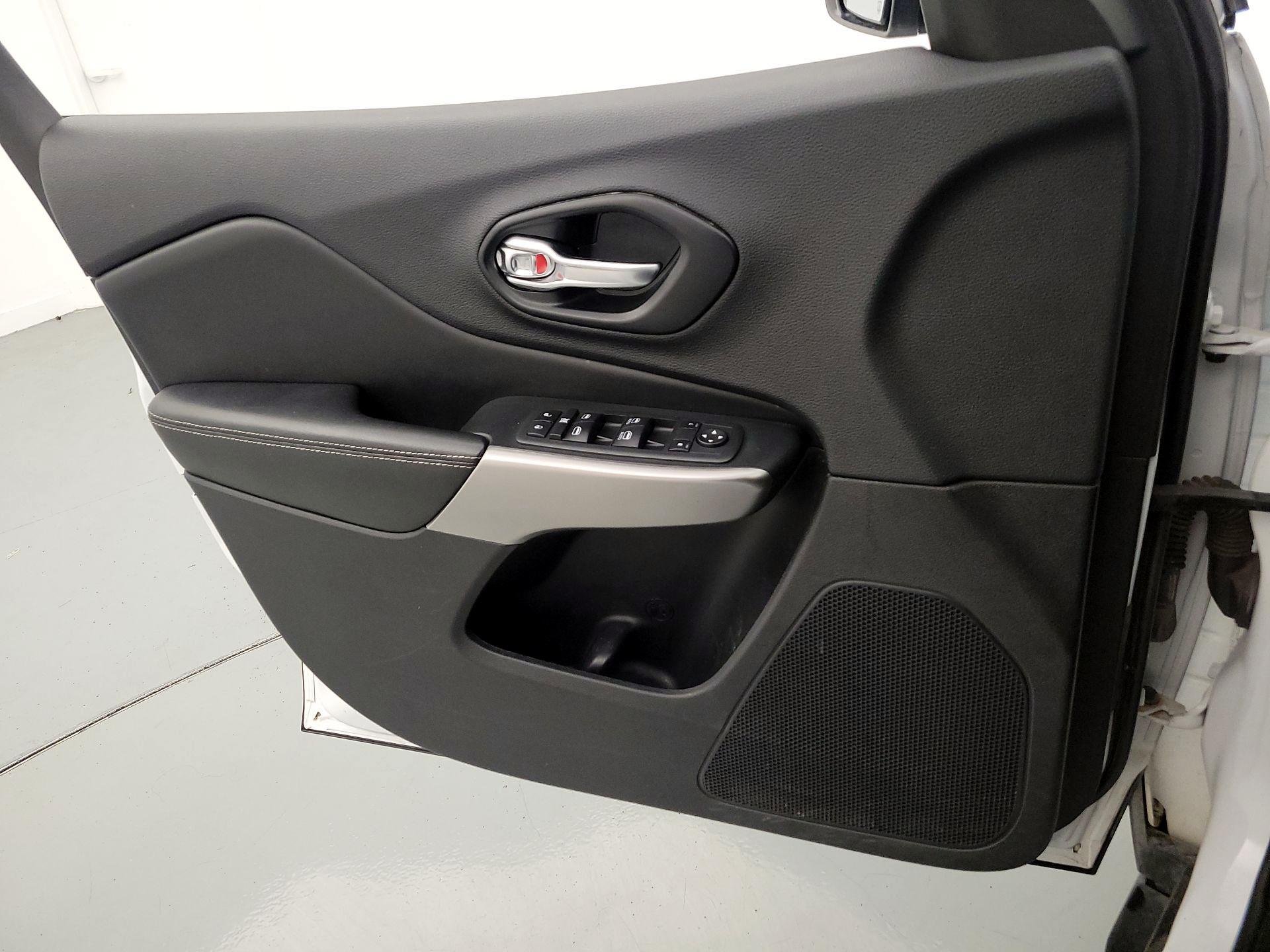 Thumbnail: 2021 Jeep Cherokee - 12