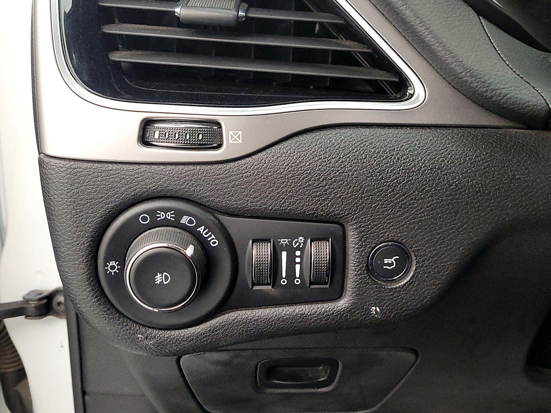 Thumbnail: 2021 Jeep Cherokee - 13