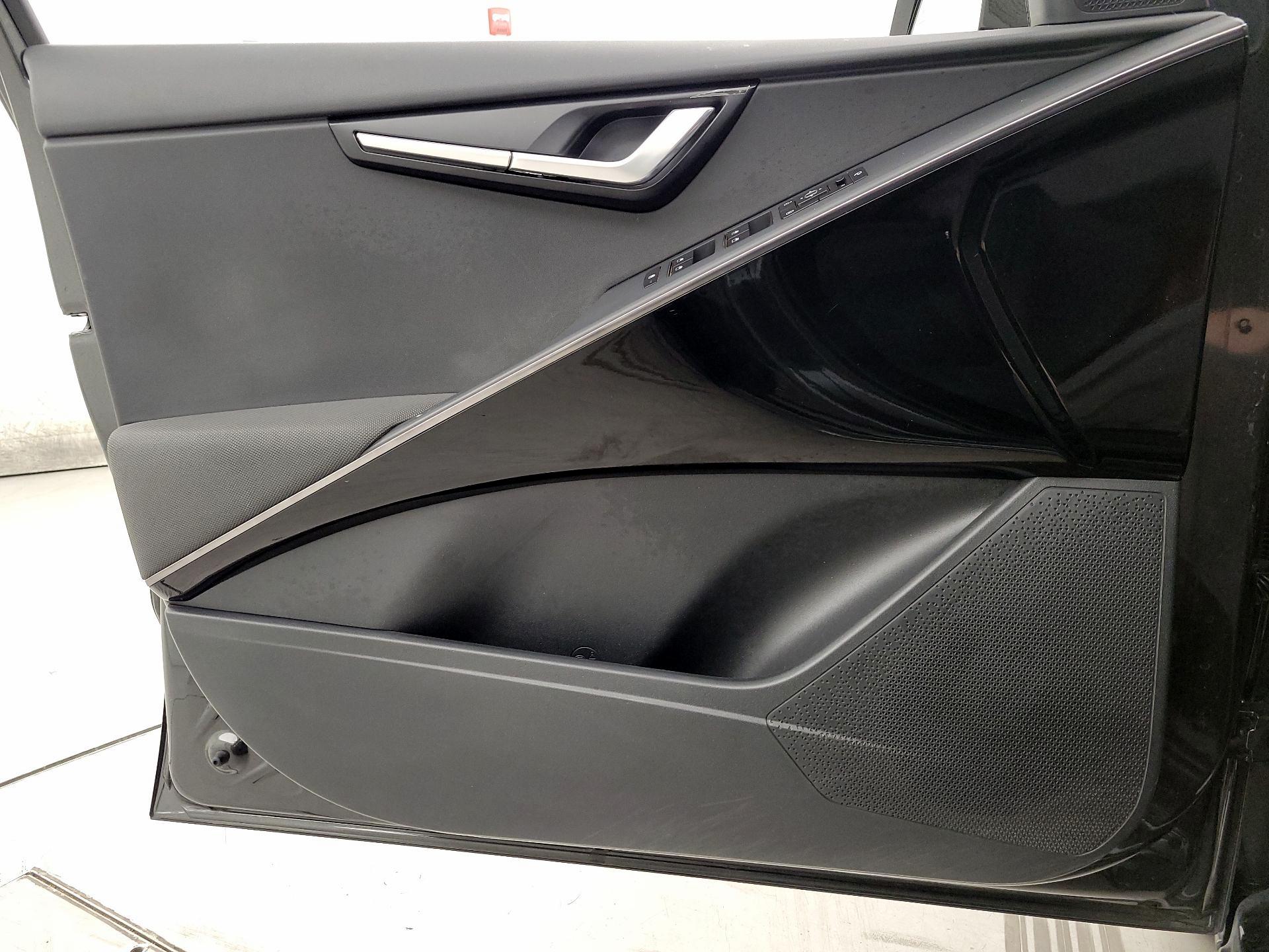 Thumbnail: 2023 Kia Niro - 12