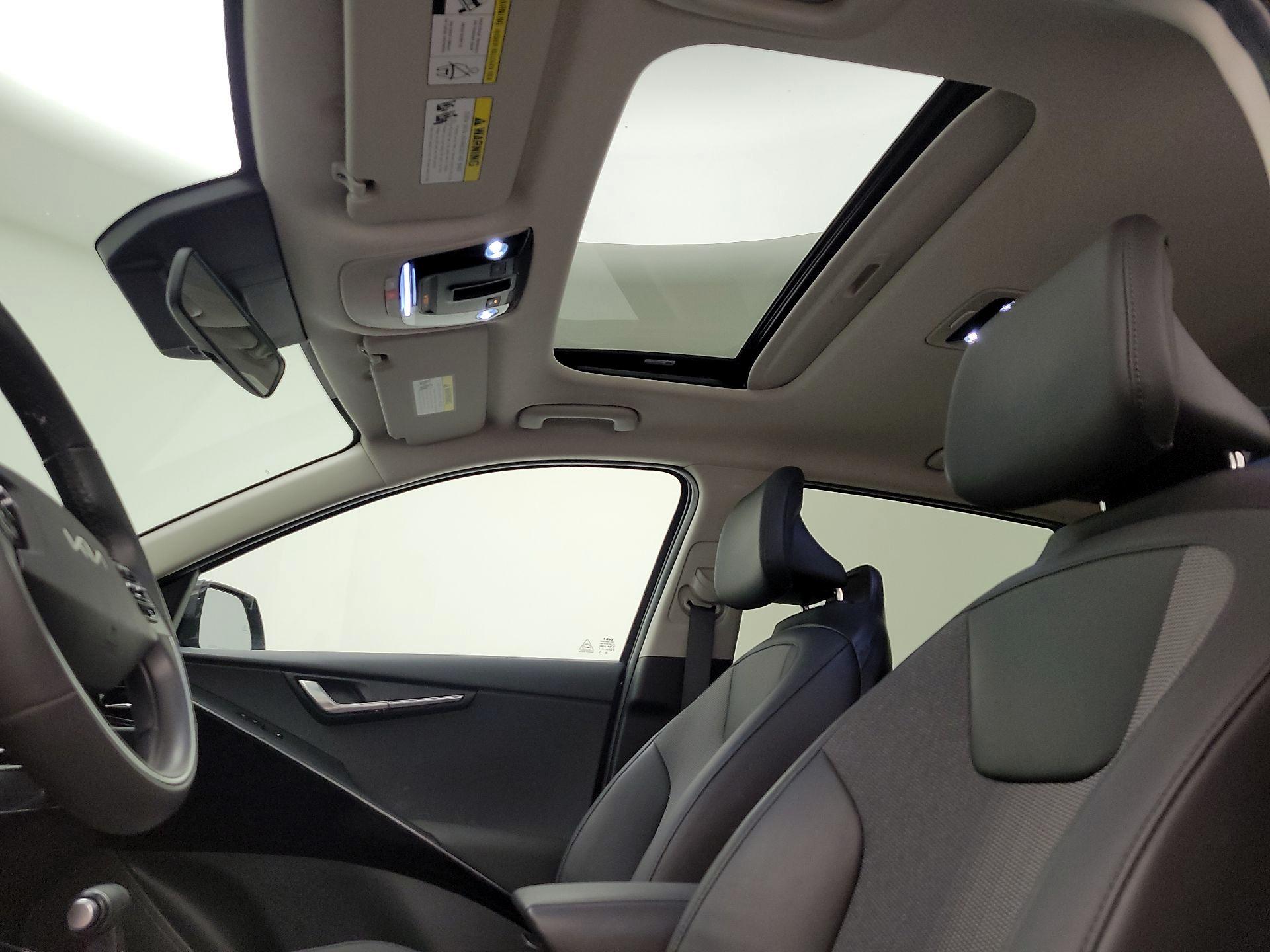 Thumbnail: 2023 Kia Niro - 18