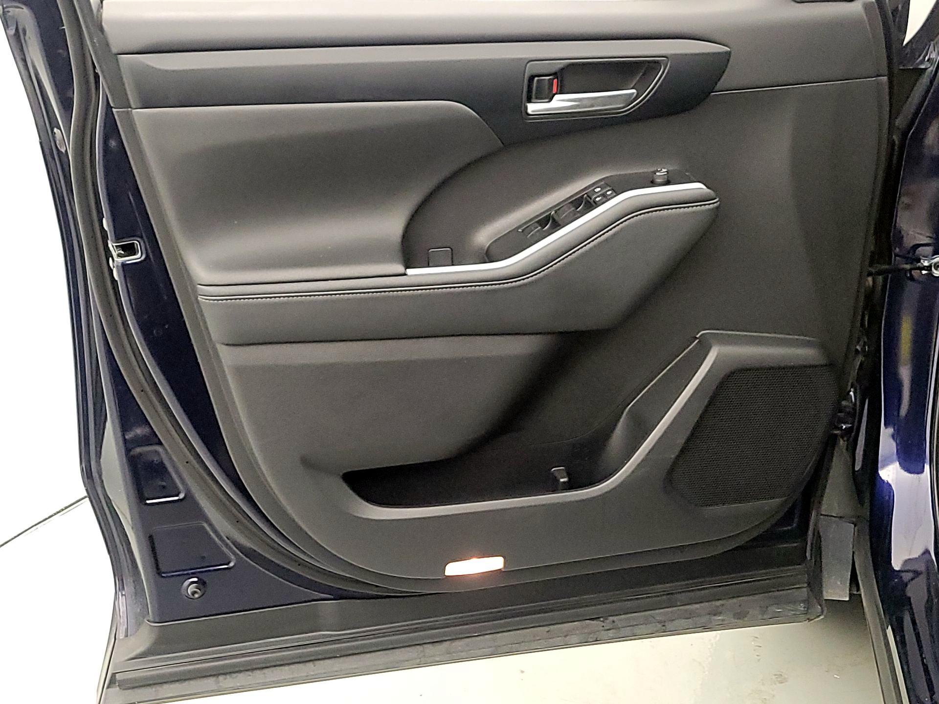 Thumbnail: 2023 Toyota Highlander - 12