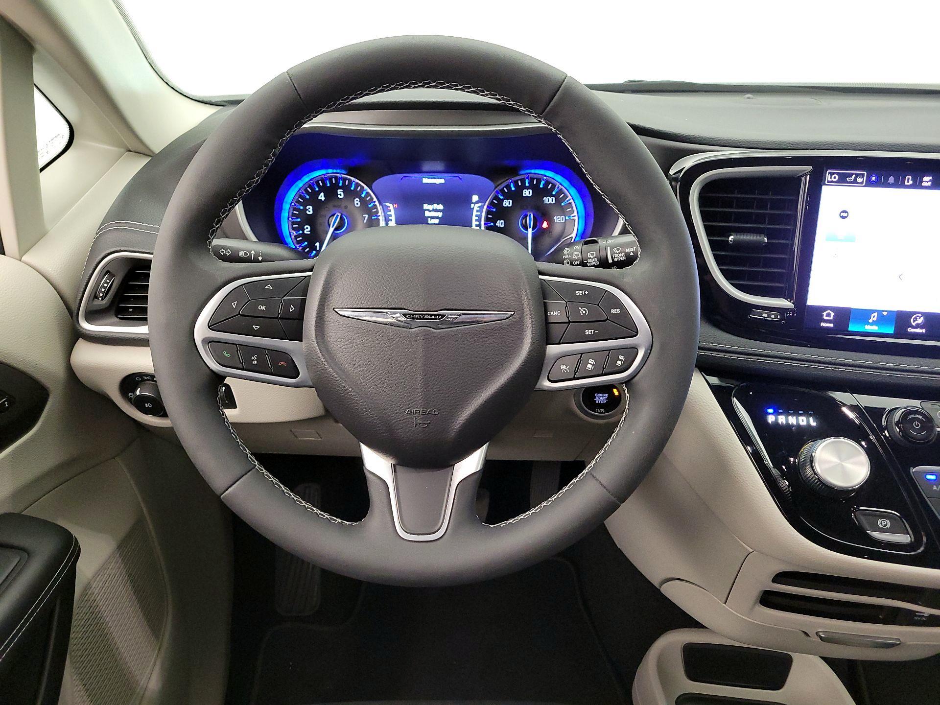 Thumbnail: 2022 Chrysler Pacifica - 10