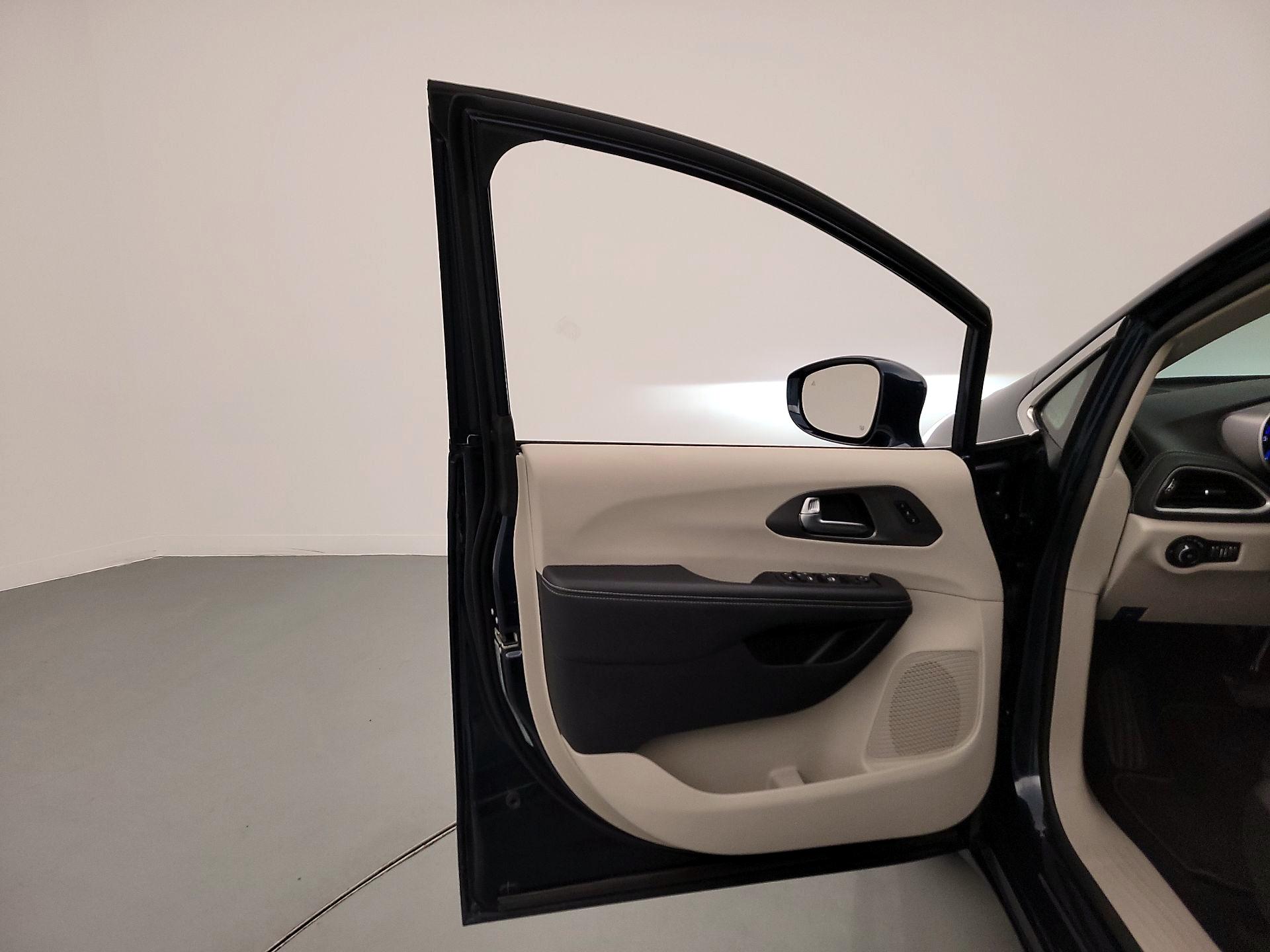 Thumbnail: 2022 Chrysler Pacifica - 12