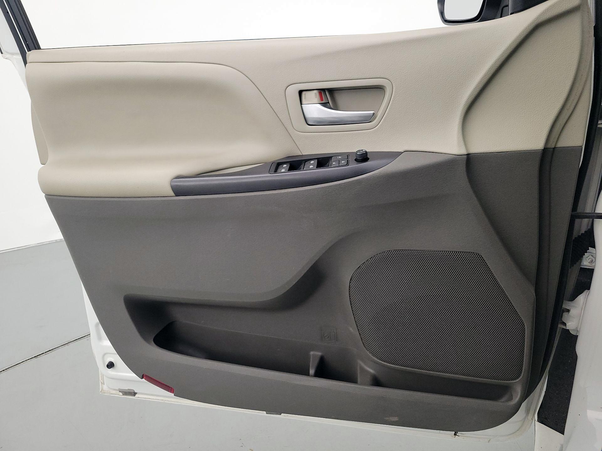 Thumbnail: 2015 Toyota Sienna - 12