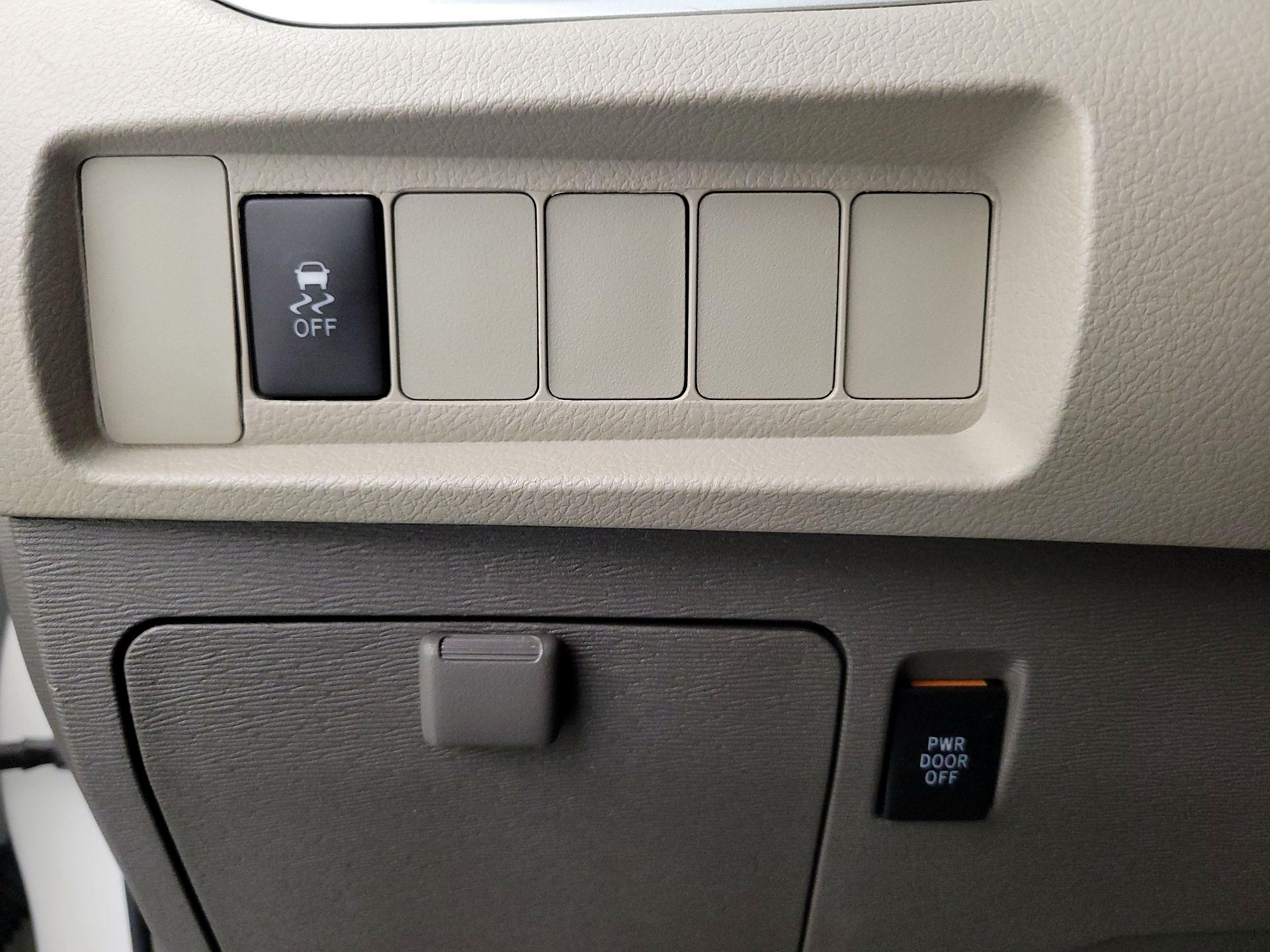 Thumbnail: 2015 Toyota Sienna - 13