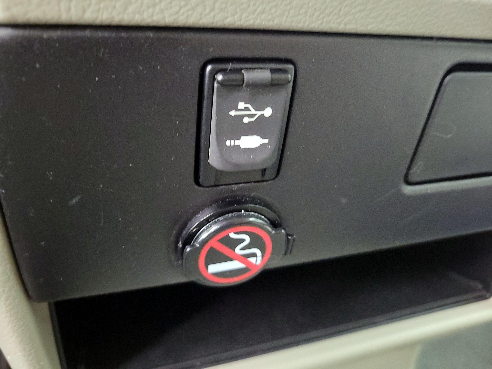 Thumbnail: 2015 Toyota Sienna - 18